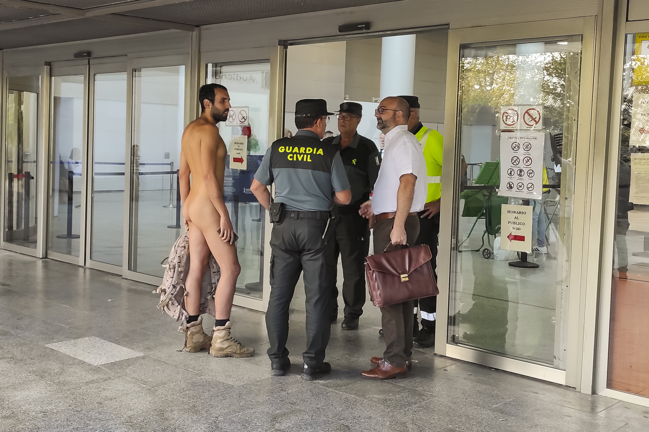 Un joven trata de acceder desnudo a su juzgado por exhibicionismo en  València | Actualidad | Cadena SER