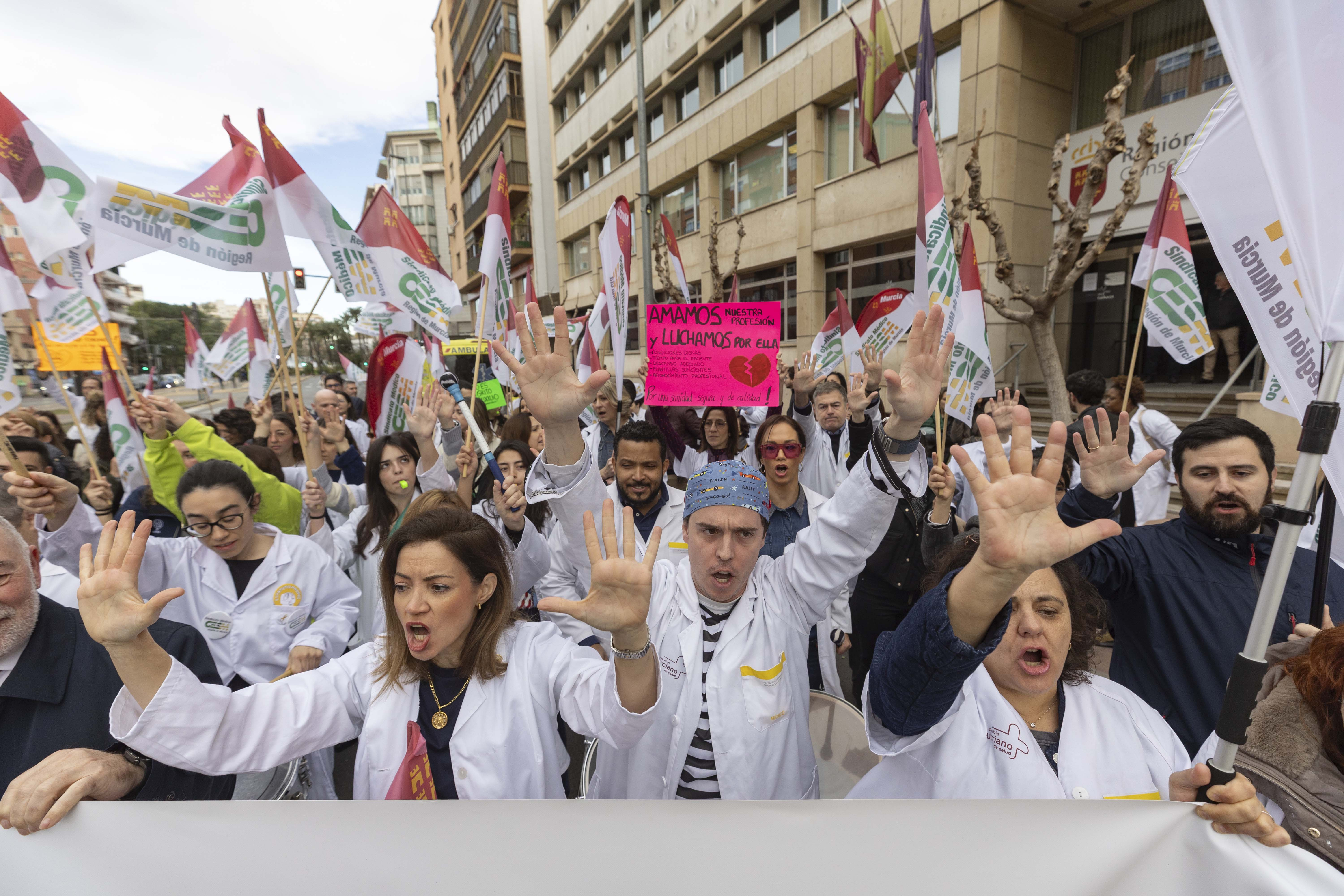 Centenares de médicos se han concentrado este lunes frente a la Consejería de Salud de Murcia en el primer día de huelga que se mantendrá hasta el viernes. EFE/Marcial Guillén