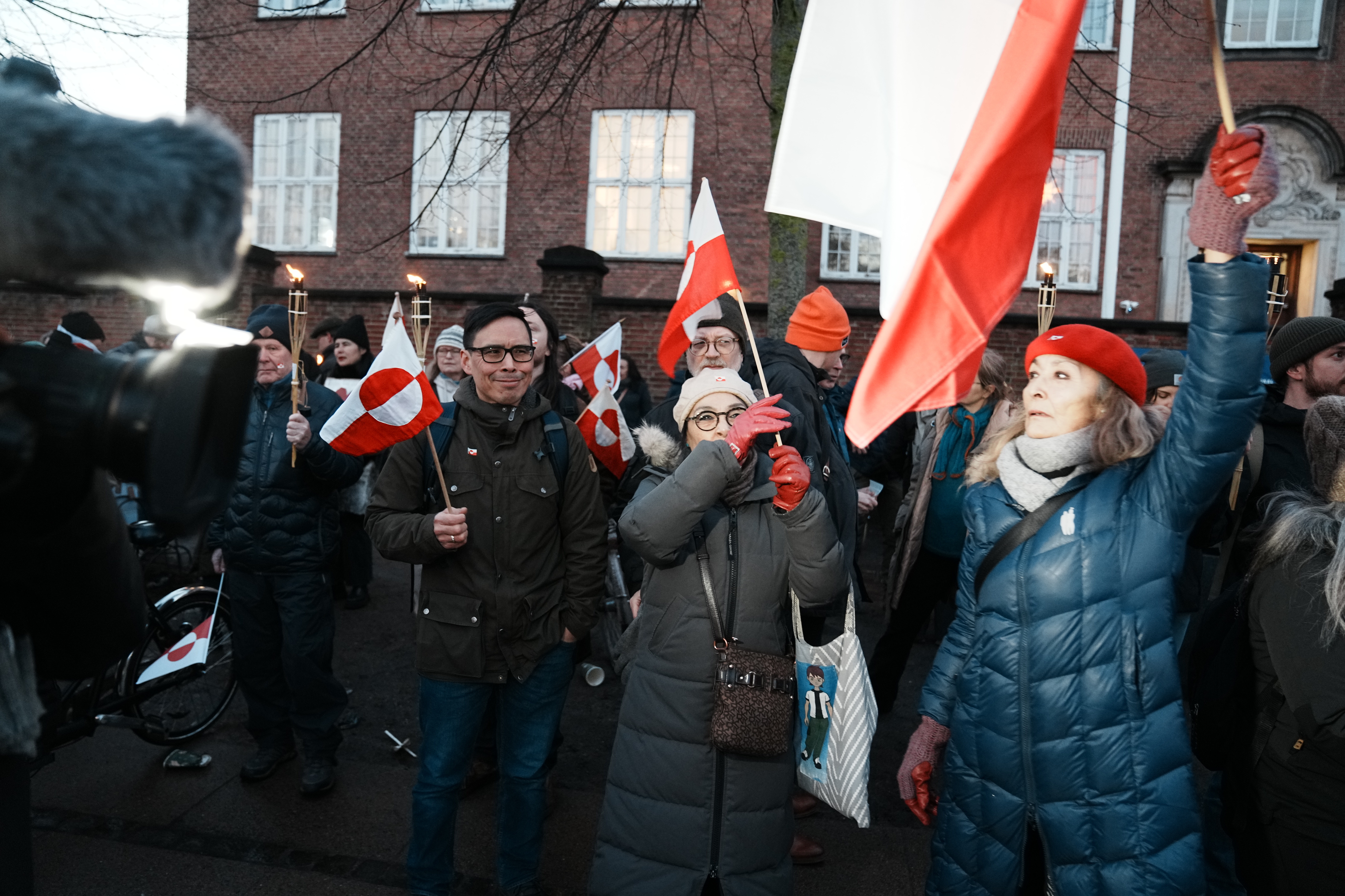 Copenhagen (Denmark), 14/01/2026.- People wave the flag of Greenland as they take part in a demonstration under the slogan 'Greenland is for Greenlanders' in front of the US embassy in Copenhagen, Denmark, on 14 January 2026. (Protestas, Dinamarca, Groenlandia, Copenhague) EFE/EPA/Thomas Traasdahl DENMARK OUT
