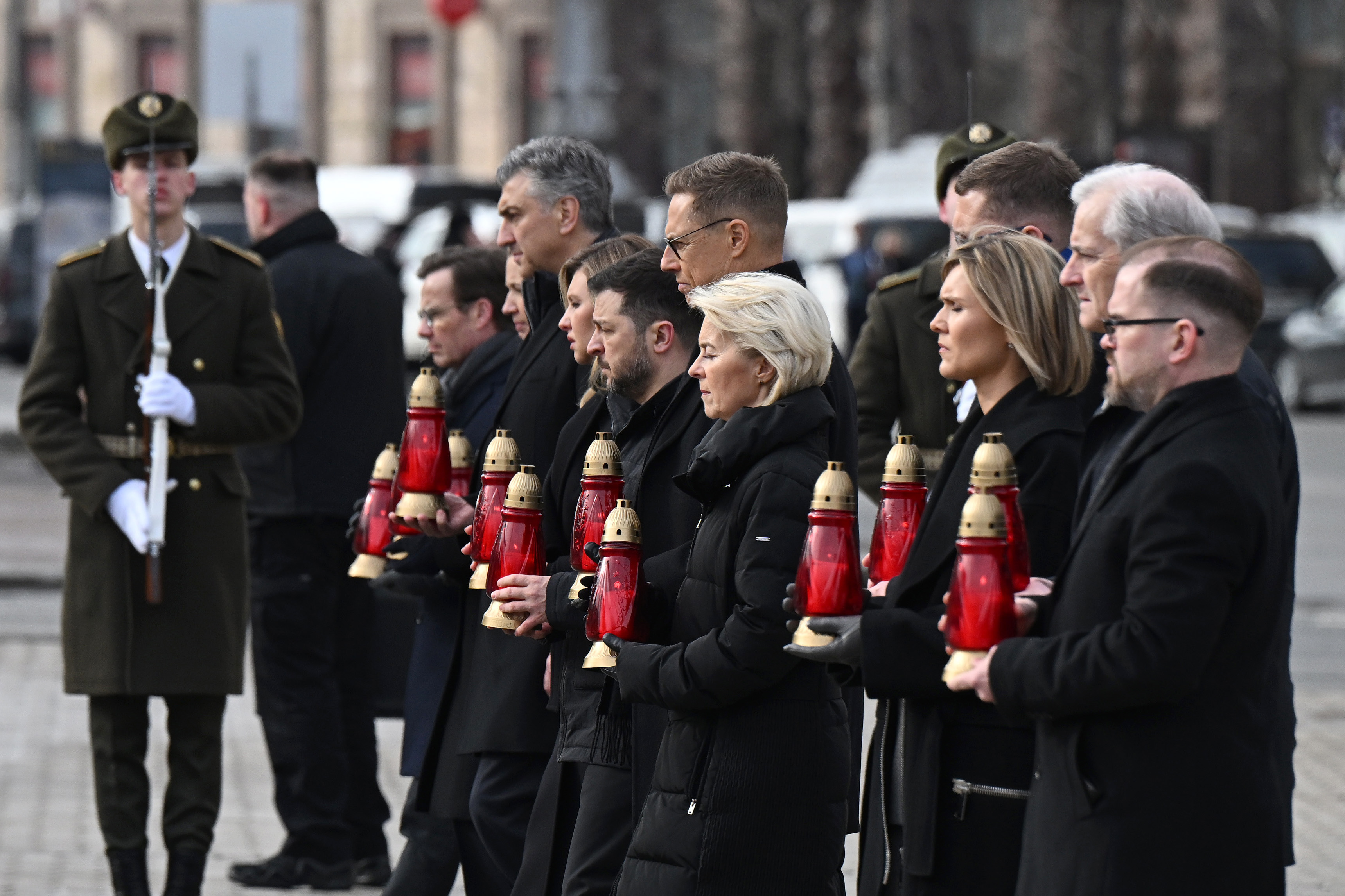 El presidente ucraniano, Volodymyr Zelensky, junto con la primera dama Olena Zelenska y líderes extranjeros, colocan velas durante la ceremonia para conmemorar el cuarto aniversario de la invasión a gran escala de Ucrania por parte de Rusia en la Plaza de la Independencia. (Photo by Leon Neal/Getty Images)