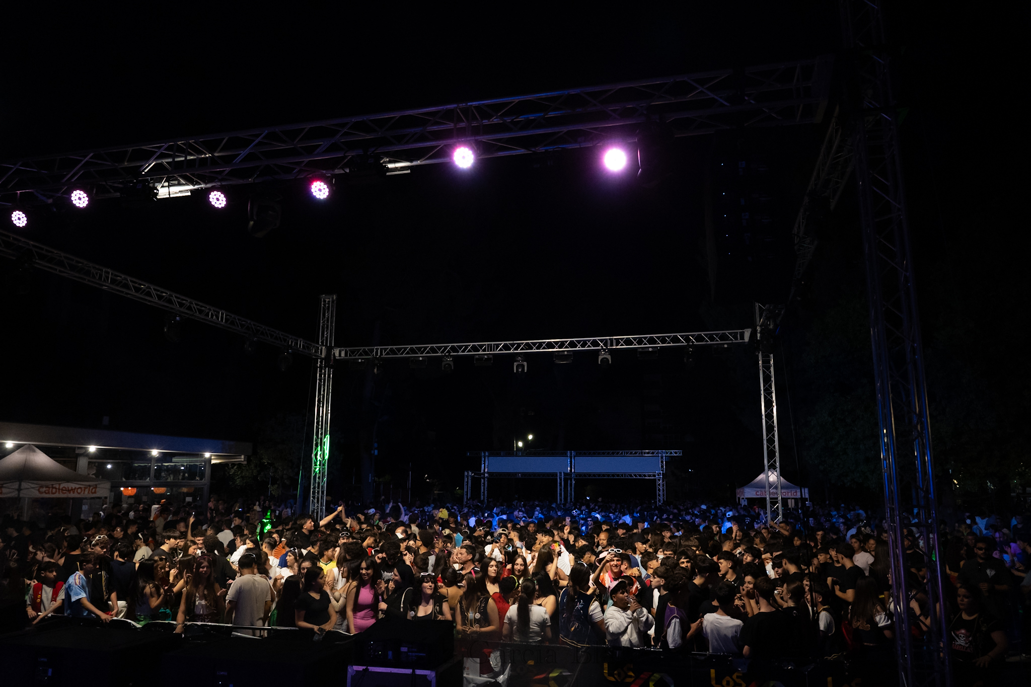 La plaza Castelar de Elda se llenó de público para disfrutar de "LOS40 Sessions"