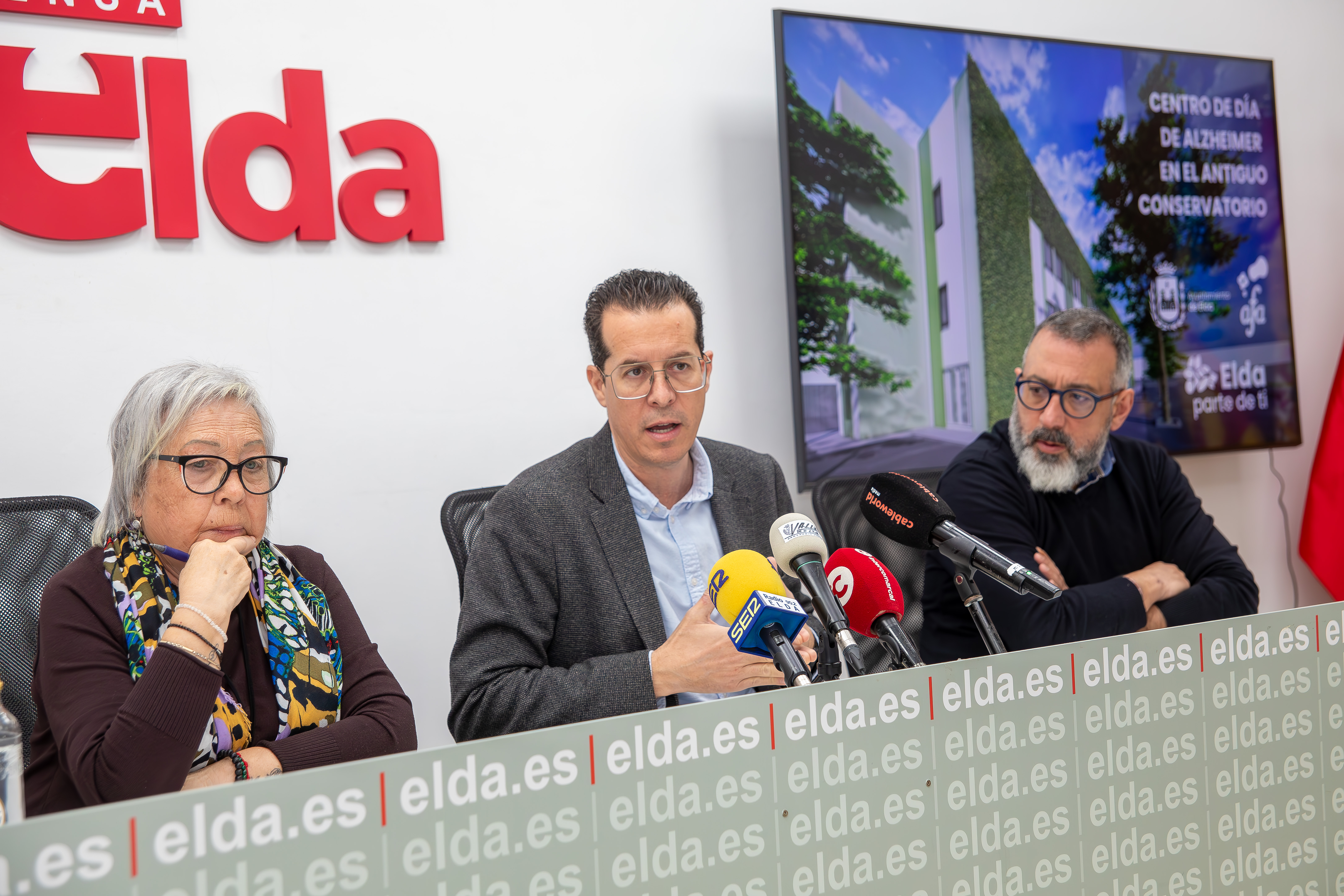 El proyecto ha sido presentado por Isabel Orobio, presidenta de AFA, Rubén Alfaro, alcalde de Elda, y José Antonio Amat, concejal de Espacio Público de Elda