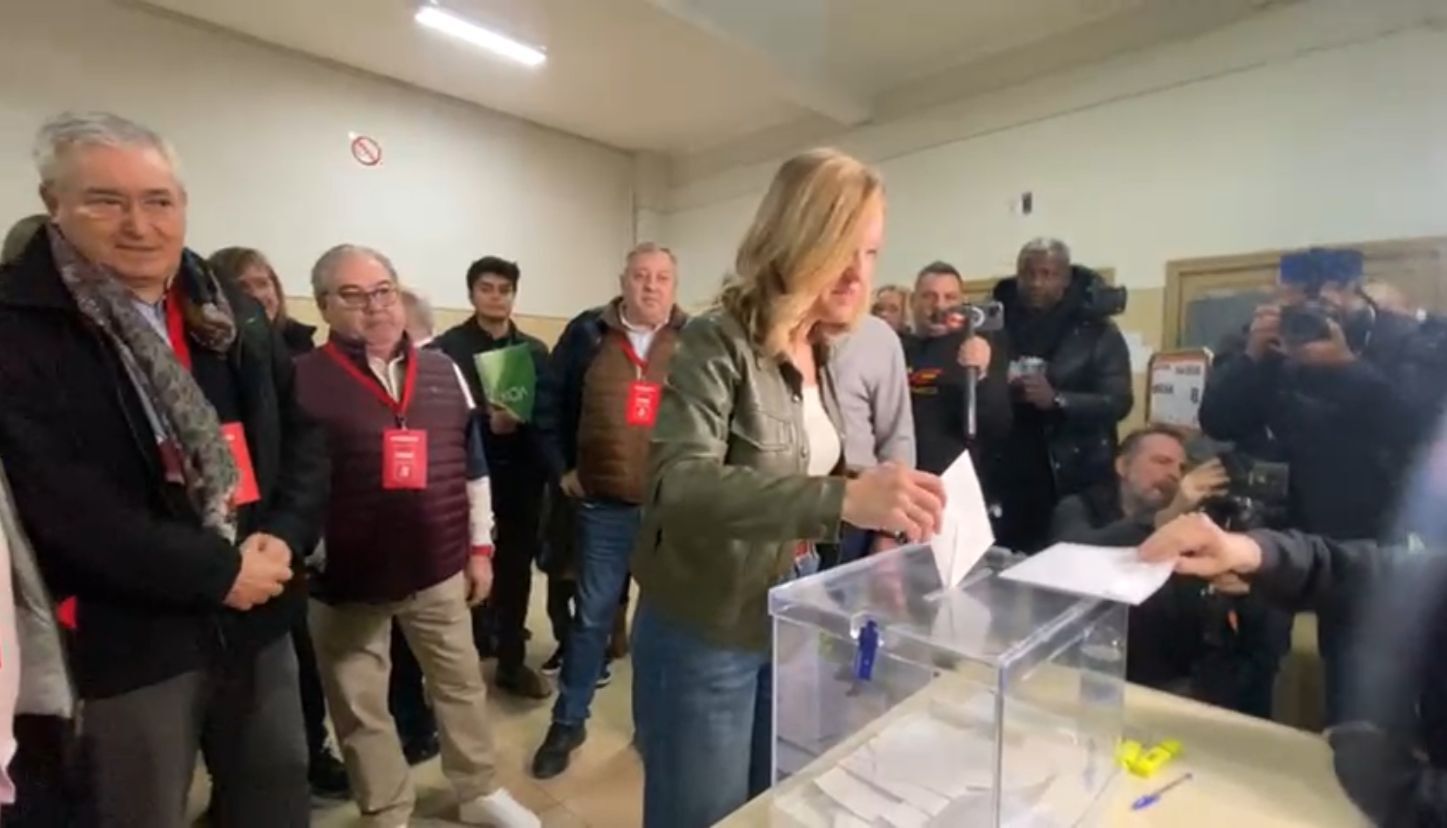 La candidata socialista, Pilar Alegría, ejerce su derecho a voto en los comicios aragoneses en el IES Goya de Zaragoza.