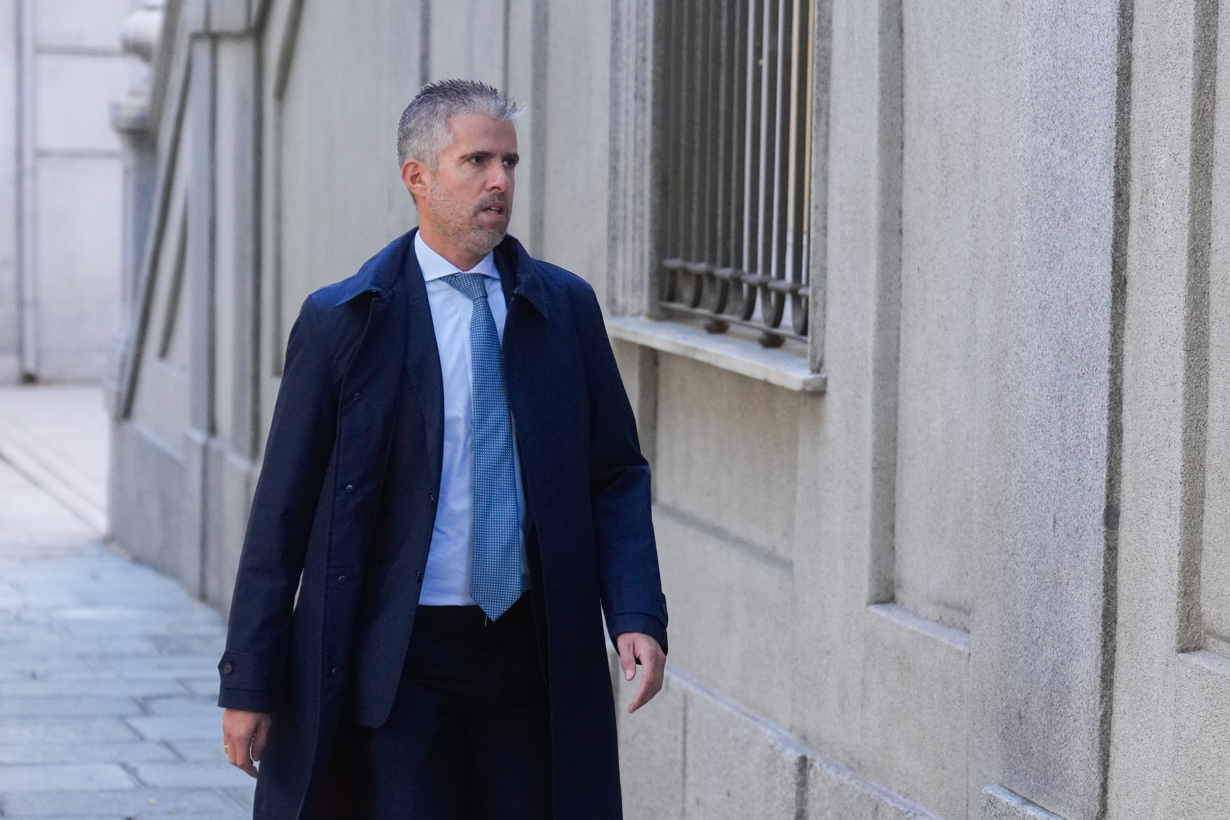 MADRID, 03/11/2025.- El fiscal Julián Salto, a su llegada al Tribunal Supremo para la primera jornada del juicio que se sigue en el Tribunal Supremo (TS) contra el fiscal general del Estado, Álvaro García Ortiz, por un delito de revelación de secretos. EFE/ Borja Sánchez-Trillo