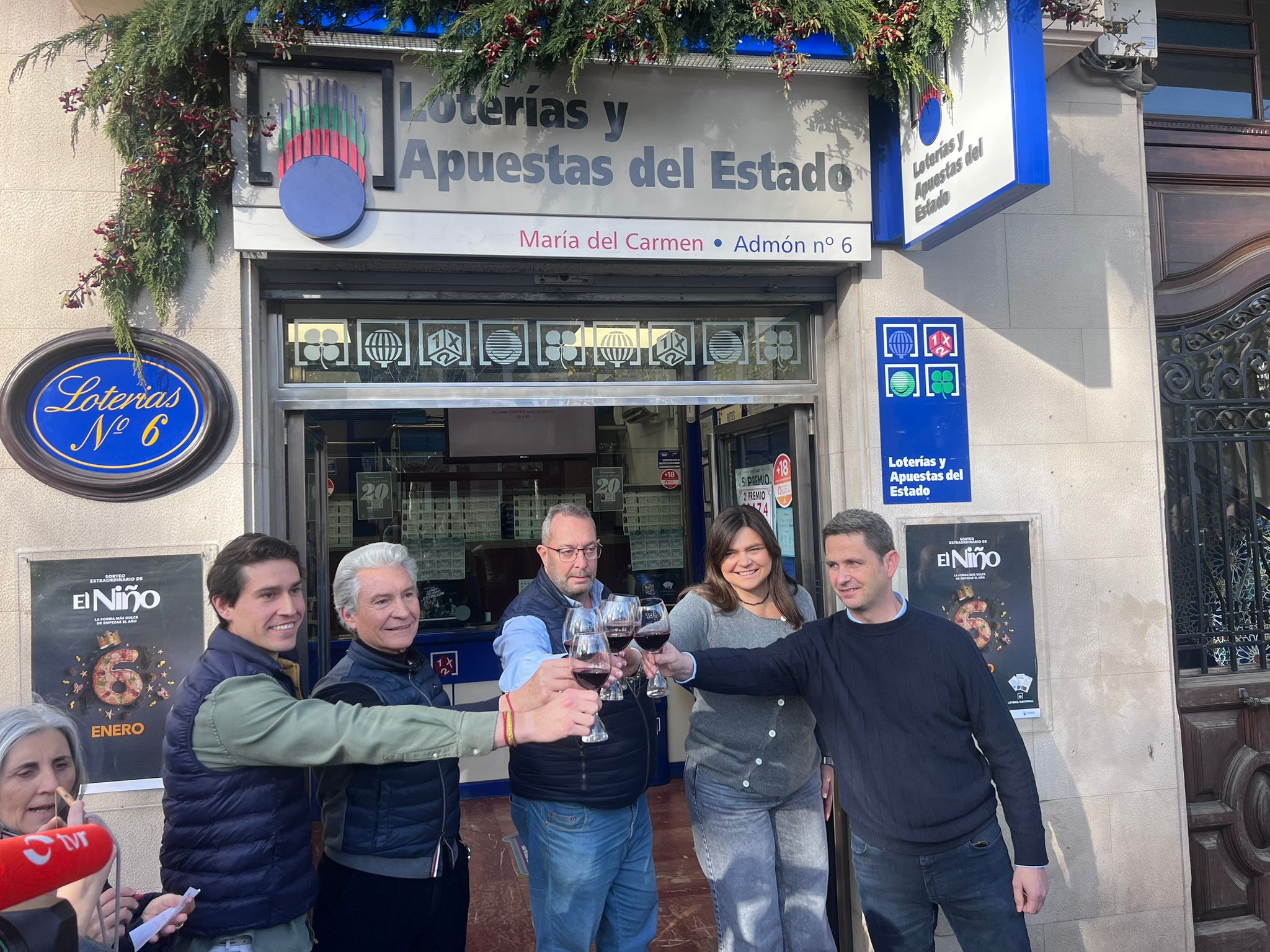 Los agraciados de El Gordo celebran el premio brinando con vino Rioja.