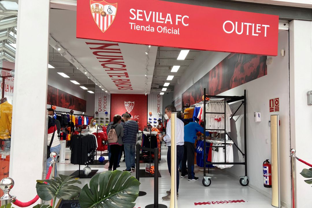 AireSur inaugura una Tienda Outlet del Sevilla | Actualidad | Cadena SER