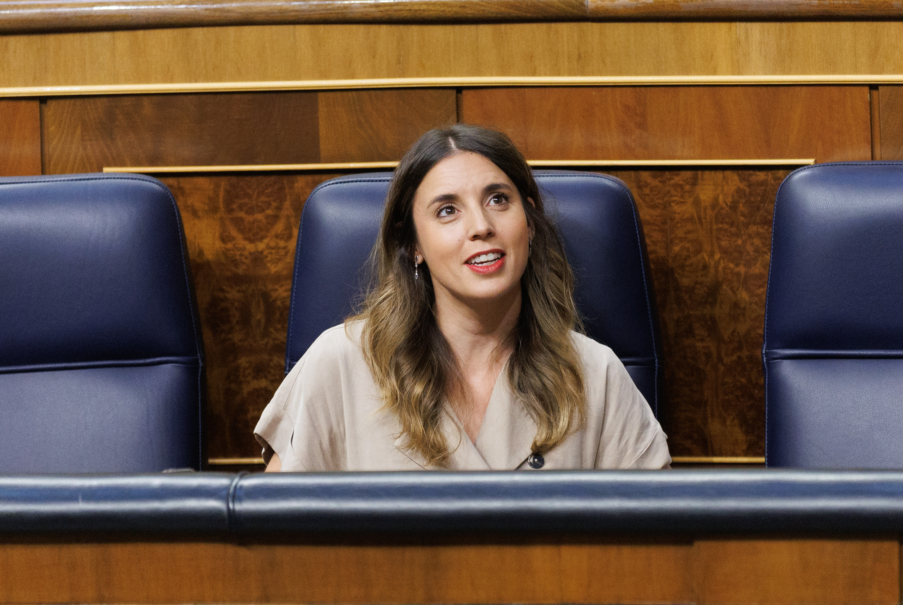 La cara (y la frase) de Irene Montero cuando Feijóo menciona que no han dejado hablar a Podemos: no se ha visto en la tele, pero lo dice todo