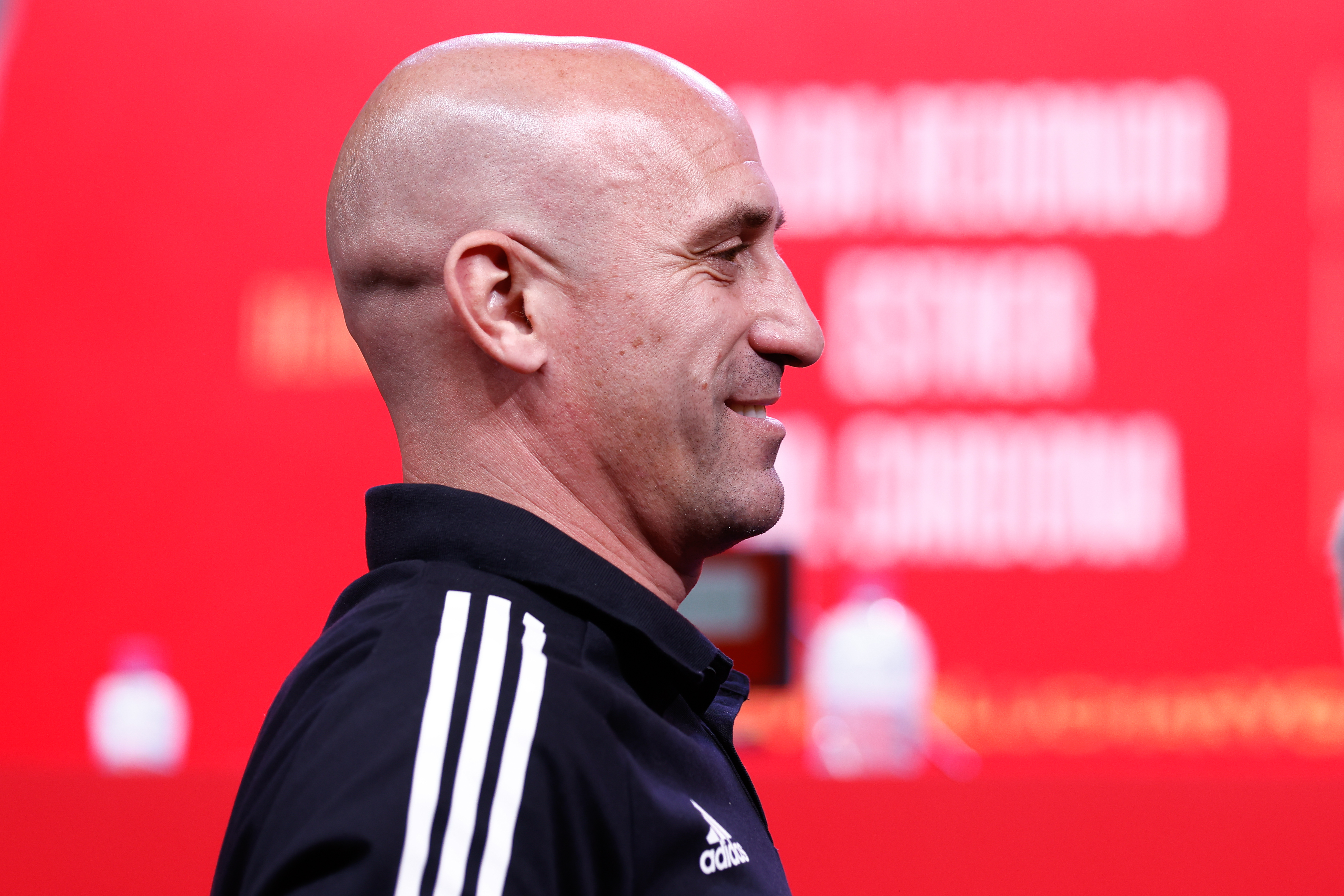 "Las mismas bolas enormes de latón que se tocó el otro día": la prensa internacional, con 'The Guardian' a la cabeza, remata a Luis Rubiales en el día de su caída