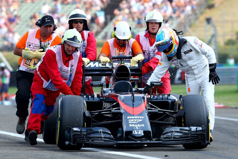 Alonso 'da un empujón' al McLaren | Deportes | Cadena SER