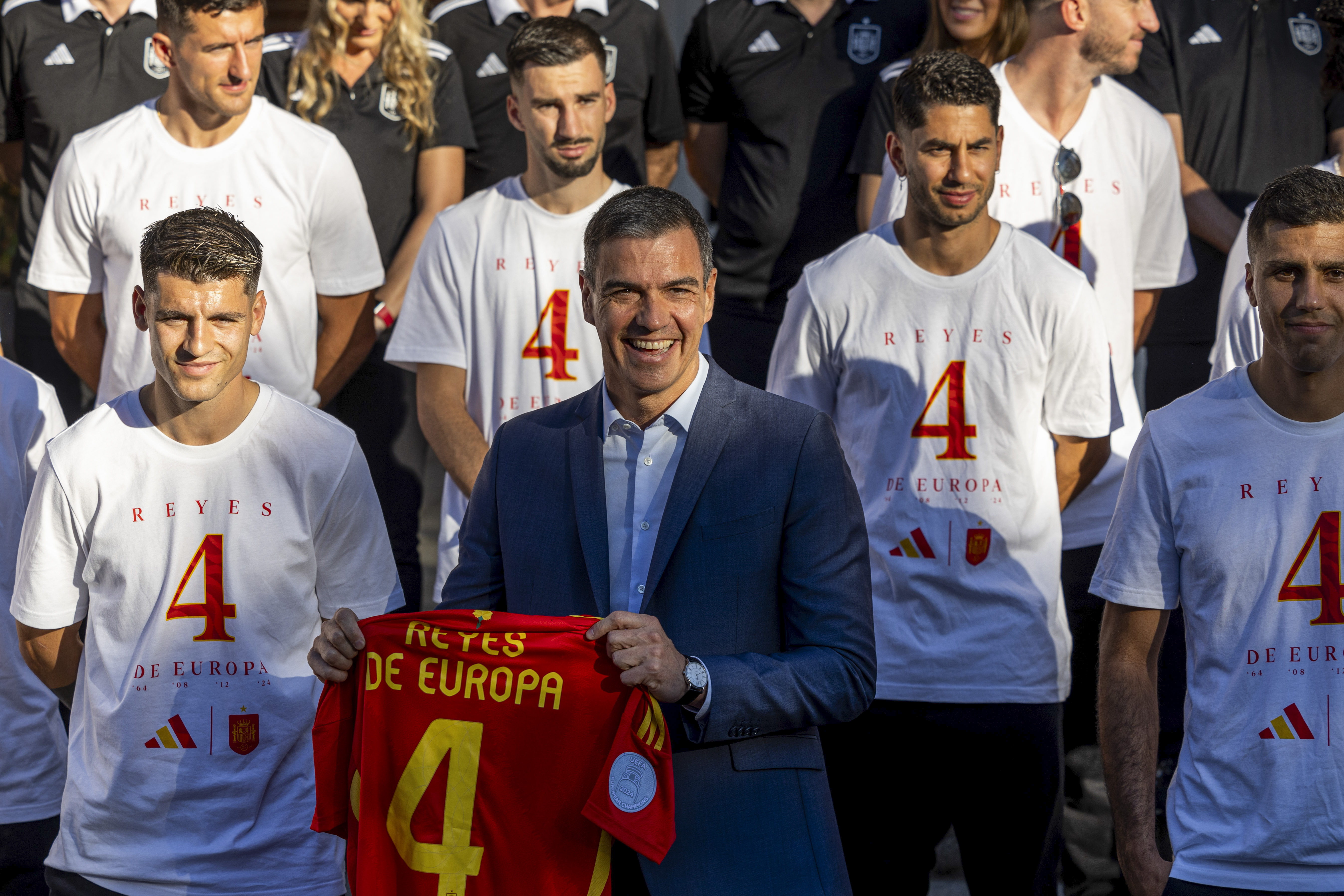 MADRID, 15/07/2024.- El presidente del Gobierno, Pedro Sánchez (c) recibe a la selección española este lunes en el Palacio de Moncloa, en Madrid, tras haberse proclamado campeones de la Eurocopa al vencer ayer en la final a Inglaterra. EFE/ Daniel González
