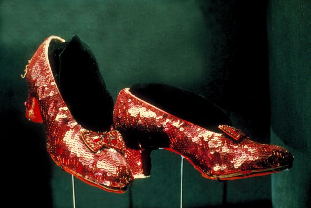 Los zapatos rojos de El Mago de Oz se quedan sin comprador - BBC