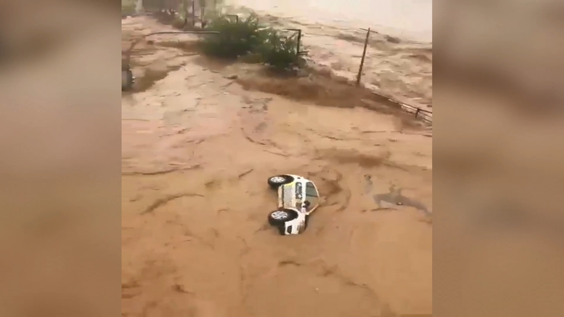 MADRID, 30/10/2024.- Captura de video que muestra el río Magro desbordado en Utiel y obliga a los bomberos a evacuar bajos y comercios. Varias víctimas mortales en un número sin determinar en Valencia, al manos siete personas desaparecidas en dicha provincia y en Albacete, decenas de personas atrapadas por el agua en distintas localidades, inundaciones, cortes de tráfico terrestre y aéreo y un sinfín de destrozos, son el primer balance del paso de una violenta dana sobre España, especialmente en el este y sur de la península ibérica, que todavía esta madrugada sigue golpeando sin descanso. EFE/Emergencias 112 Valencia -SOLO USO EDITORIAL/SOLO DISPONIBLE PARA ILUSTRAR LA NOTICIA QUE ACOMPAÑA (CRÉDITO OBLIGATORIO)-
