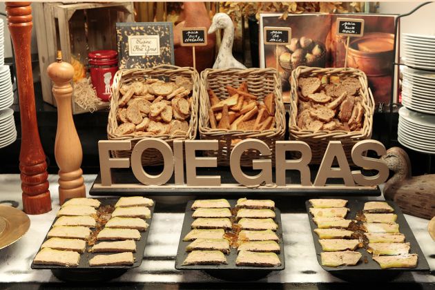 Así es el 'buffet' libre francés en el que ya comen más españoles que  locales | Ocio y cultura | Cadena SER