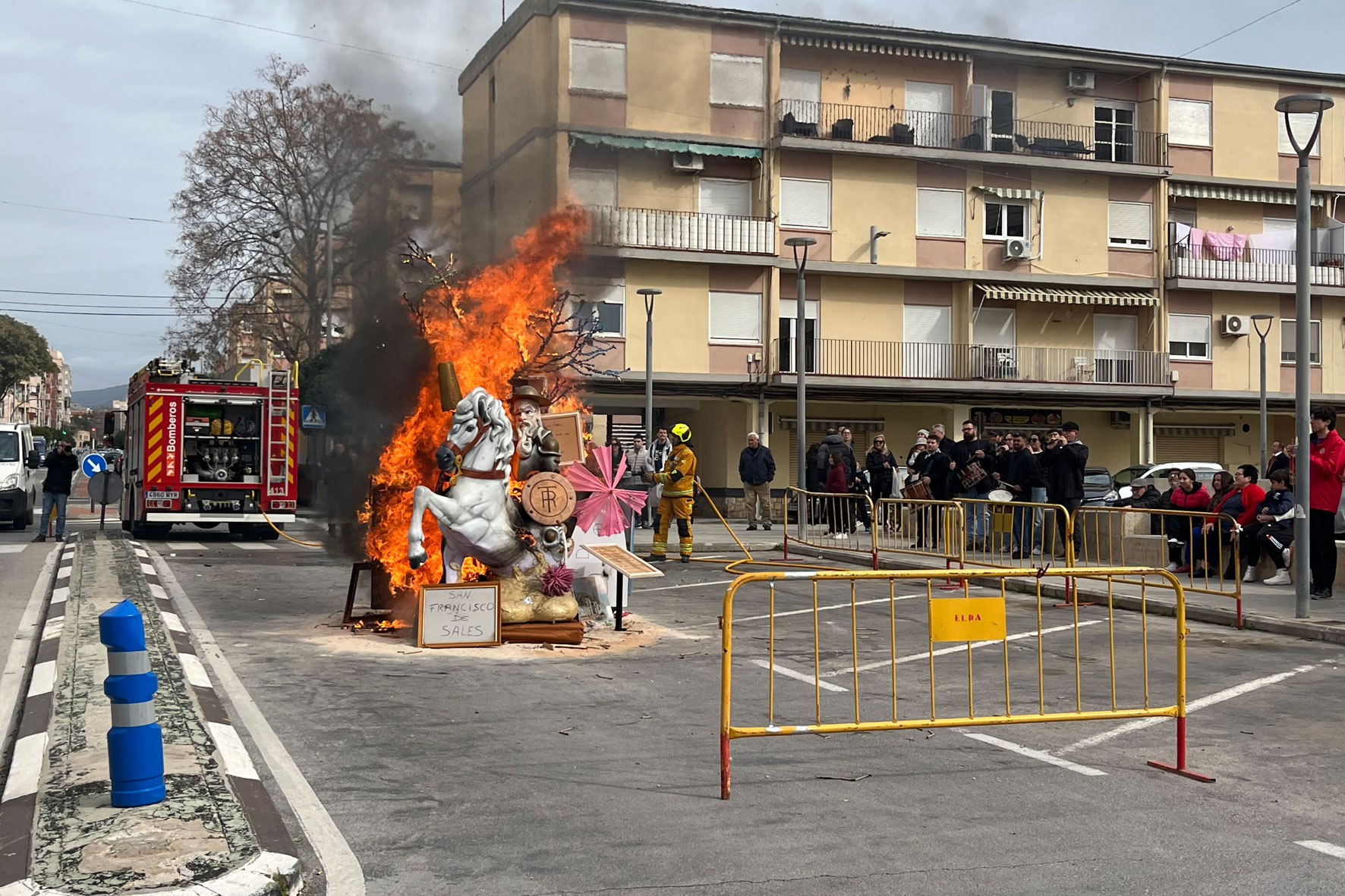 La cremá de la falla ha puesto punto y final a la semana