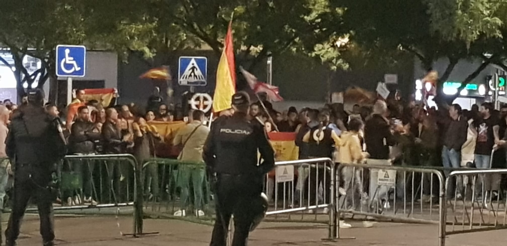 Proclamas contra Pedro Sánchez y Puigdemont en la sede el PSPV de Castelló en la manifestación contra la amnistía