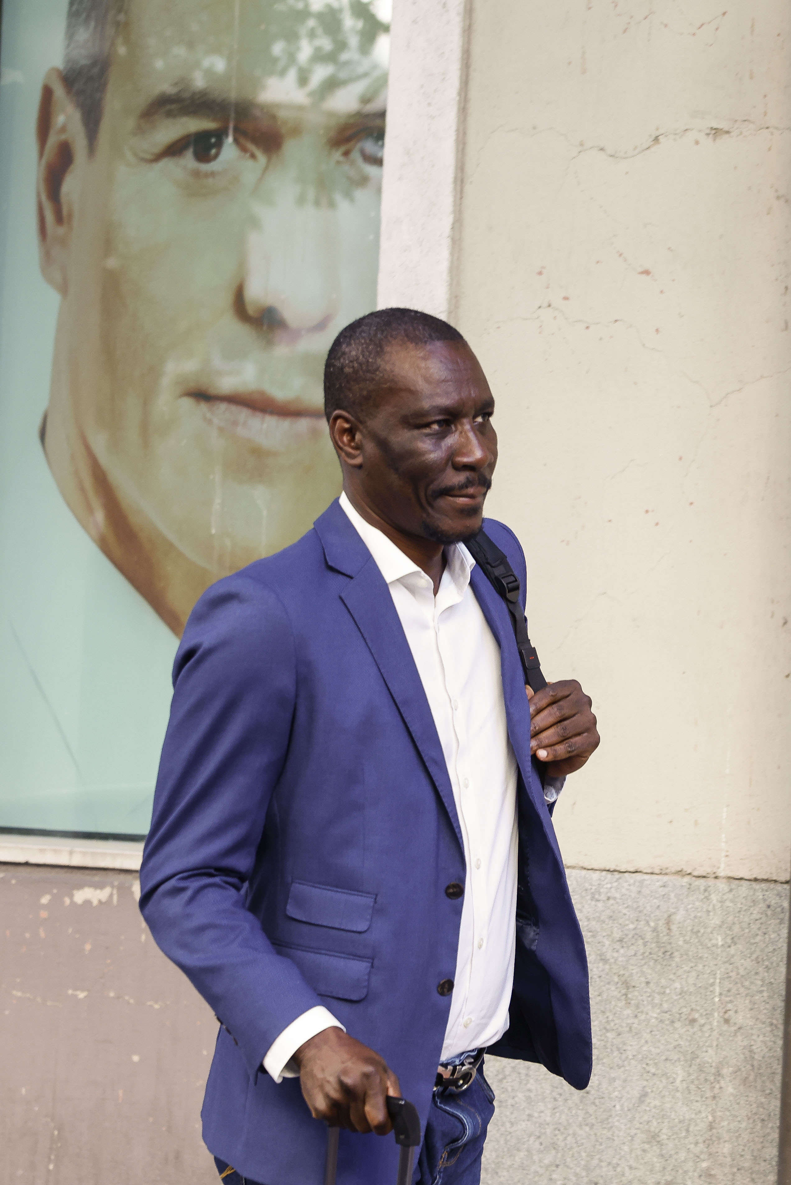MADRID, 16/06/2025.- El diputado socialista Luc André Diouf a su llegada a la reunión de la Ejecutiva federal del PSOE en Madrid, este lunes. La Ejecutiva Federal del partido socialista se reúne por primera vez desde la dimisión de su secretario de Organización, Santos Cerdán, y a la espera de conocer las nuevas medidas que puede plantear su líder, Pedro Sánchez, ante la crisis abierta por el caso Koldo. EFE/Javier Lizón