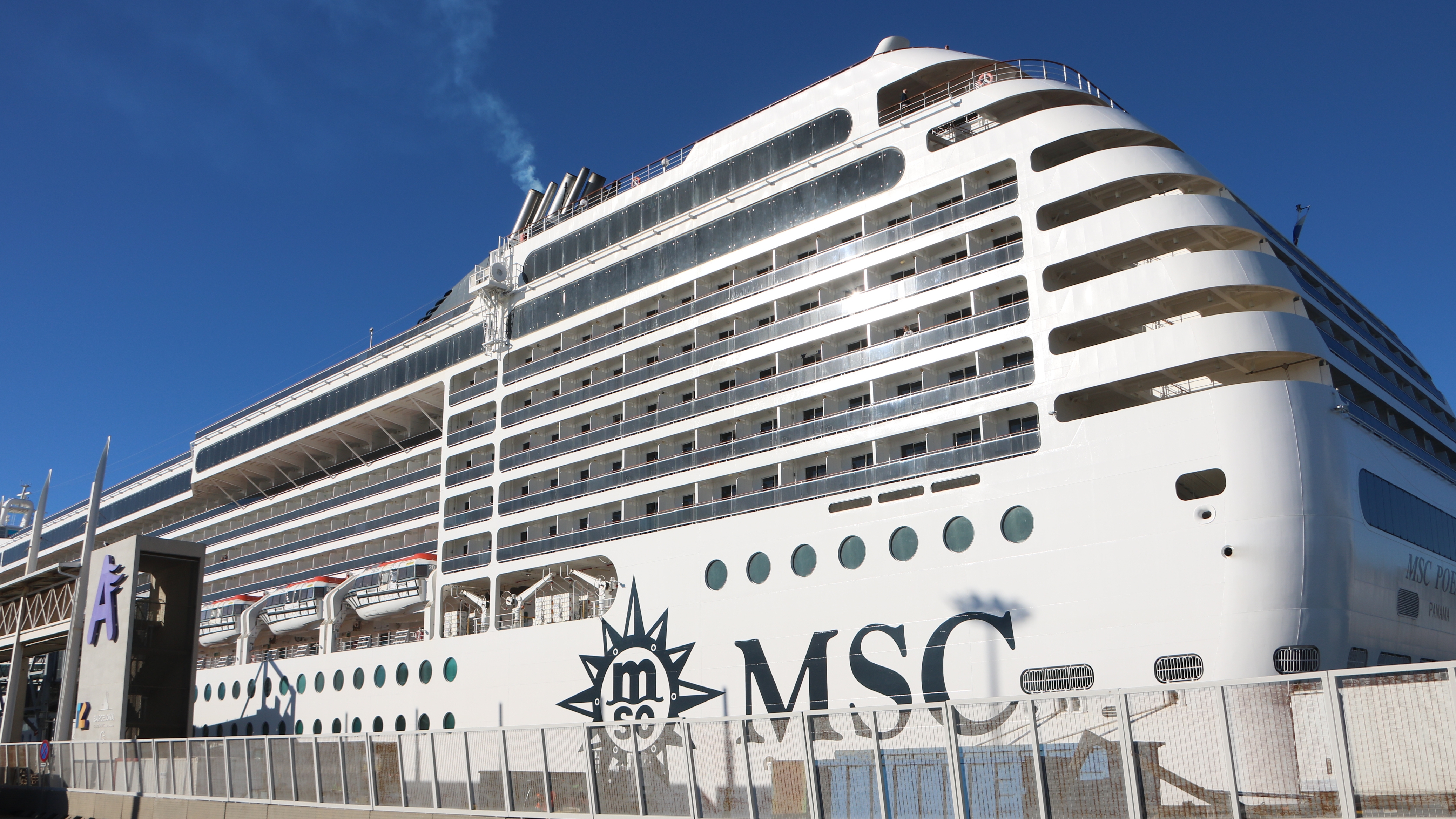 Retenido un crucero MSC en Barcelona al descubrirse falsedad en los visados de los pasajeros