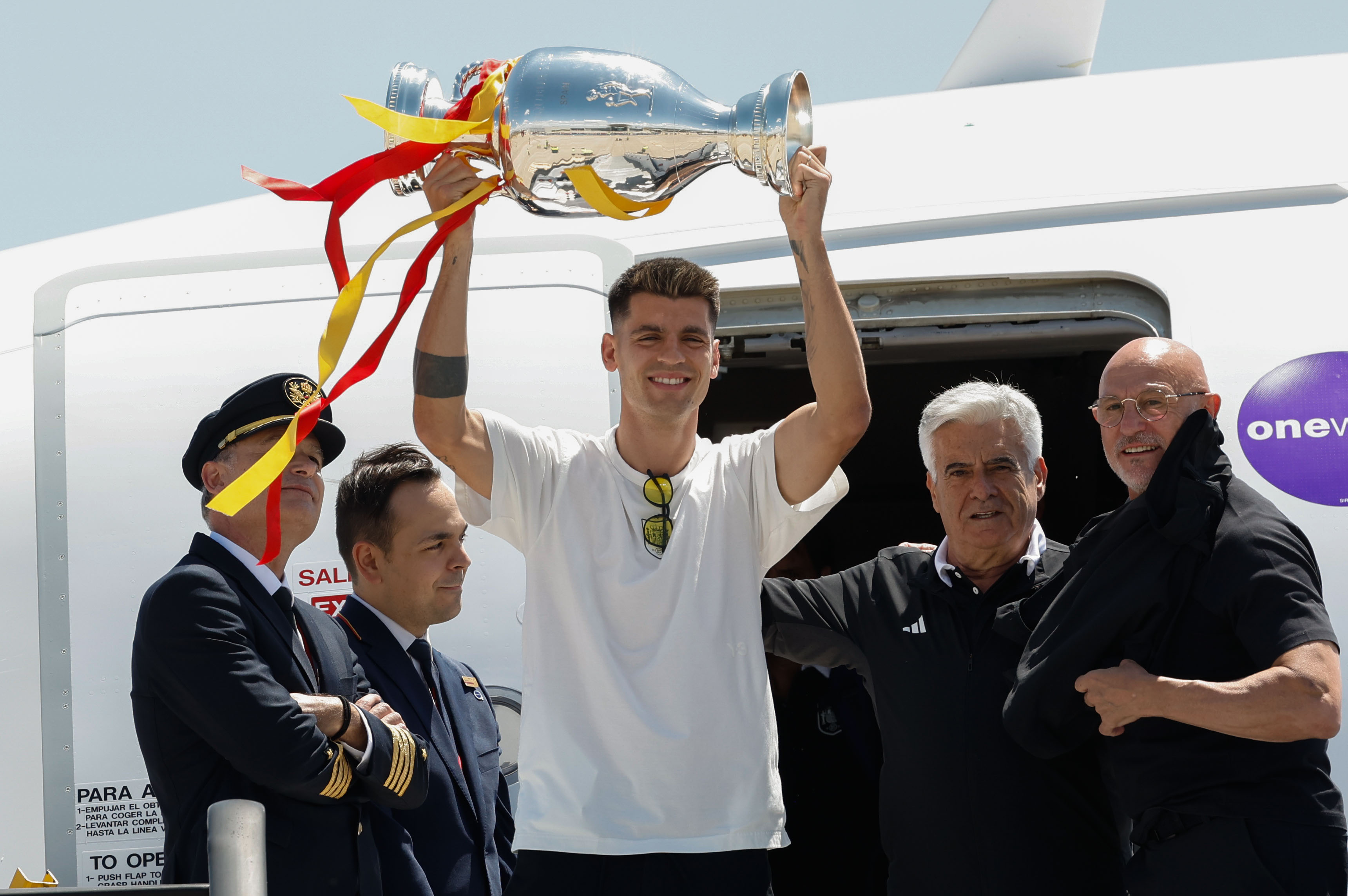 MADRID, 15/07/2024.- El presidente de la selección española, Pedro Rocha (2d), junto al seleccionador, Luis de la Fuente (d), y el capitán, Álvaro Morata (c), a su llegada al aeropuerto Adolfo Suárez Madrid-Barajas, este viernes en Madrid, tras haberse proclamado campeones de la Eurocopa al vencer ayer en la final a Inglaterra. EFE/ Fernando Villar
