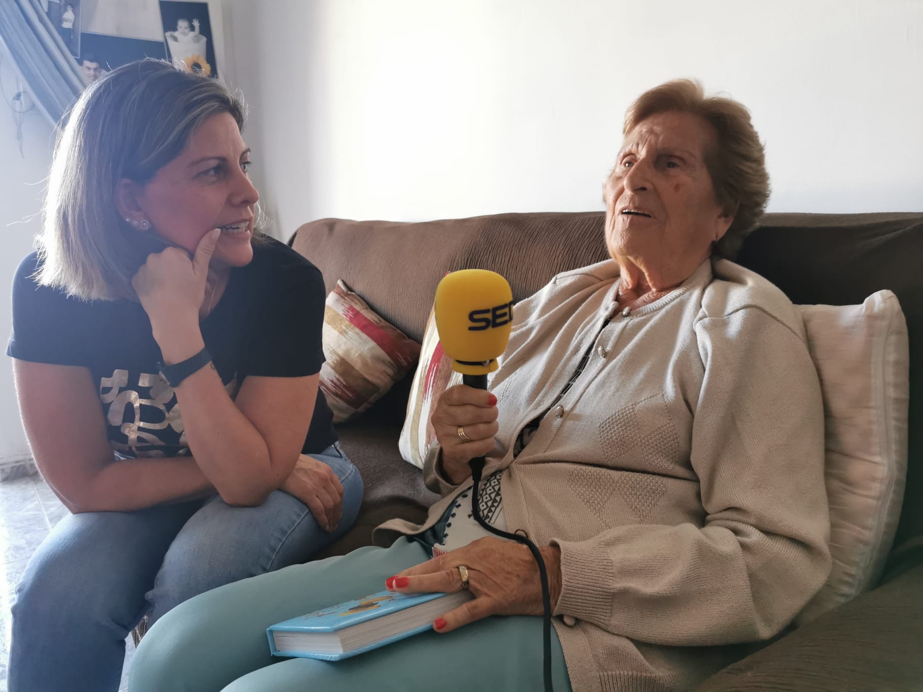 Reportaje: Eladia, con 89 años, cantando junto a su hija y olvidada por la Ley de Dependencia