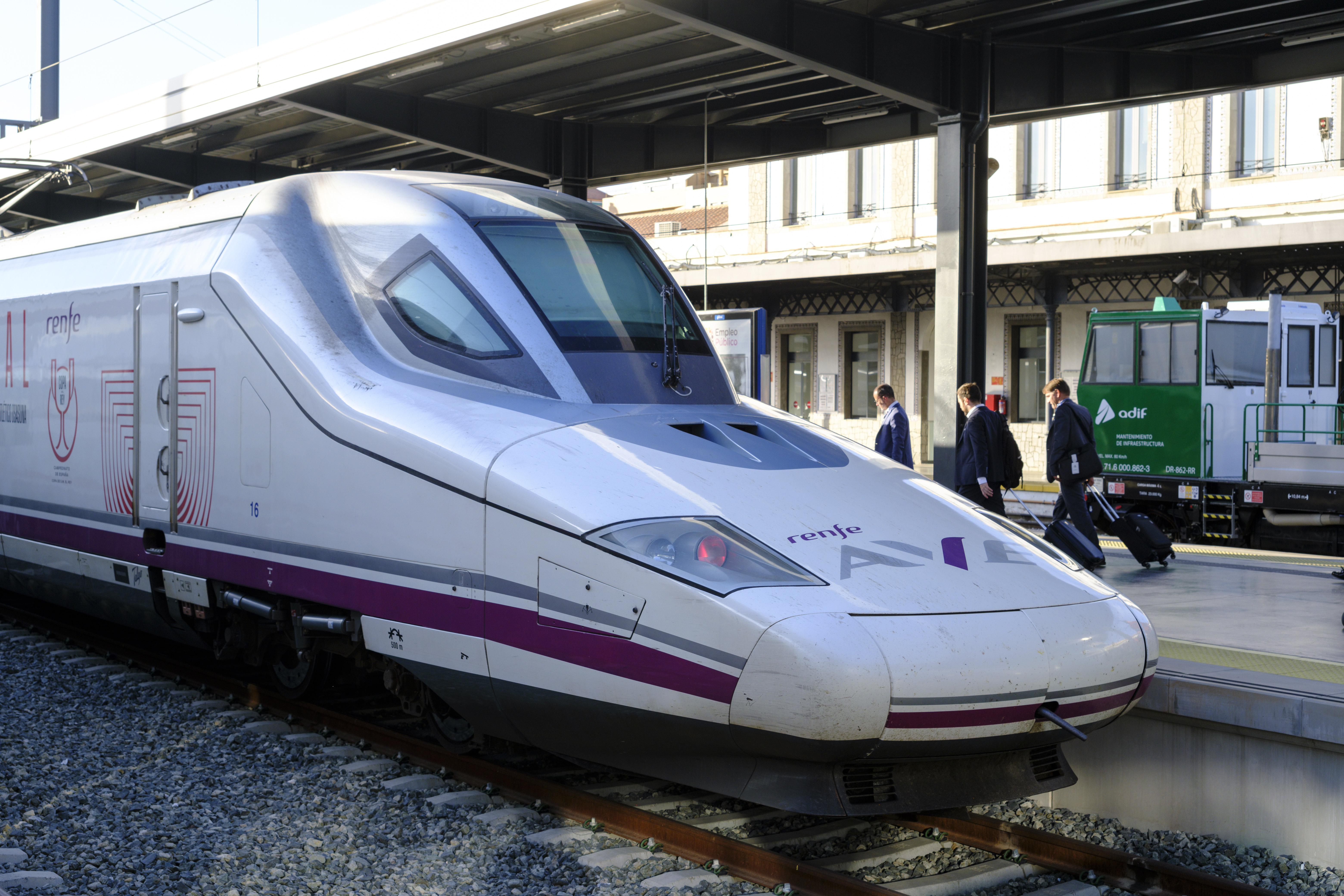 Cuidado a la hora de organizar tus vacaciones: Renfe alerta sobre una  estafa a su nombre diseñada para robarte | Actualidad | Cadena SER