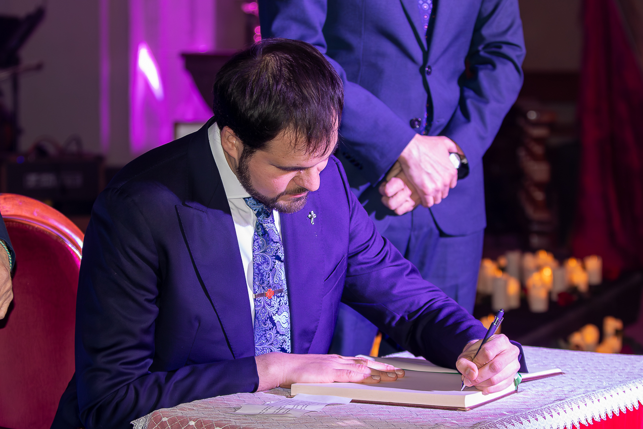 El pregonero firmó en el Libro de Honor de la Semana Santa eldense