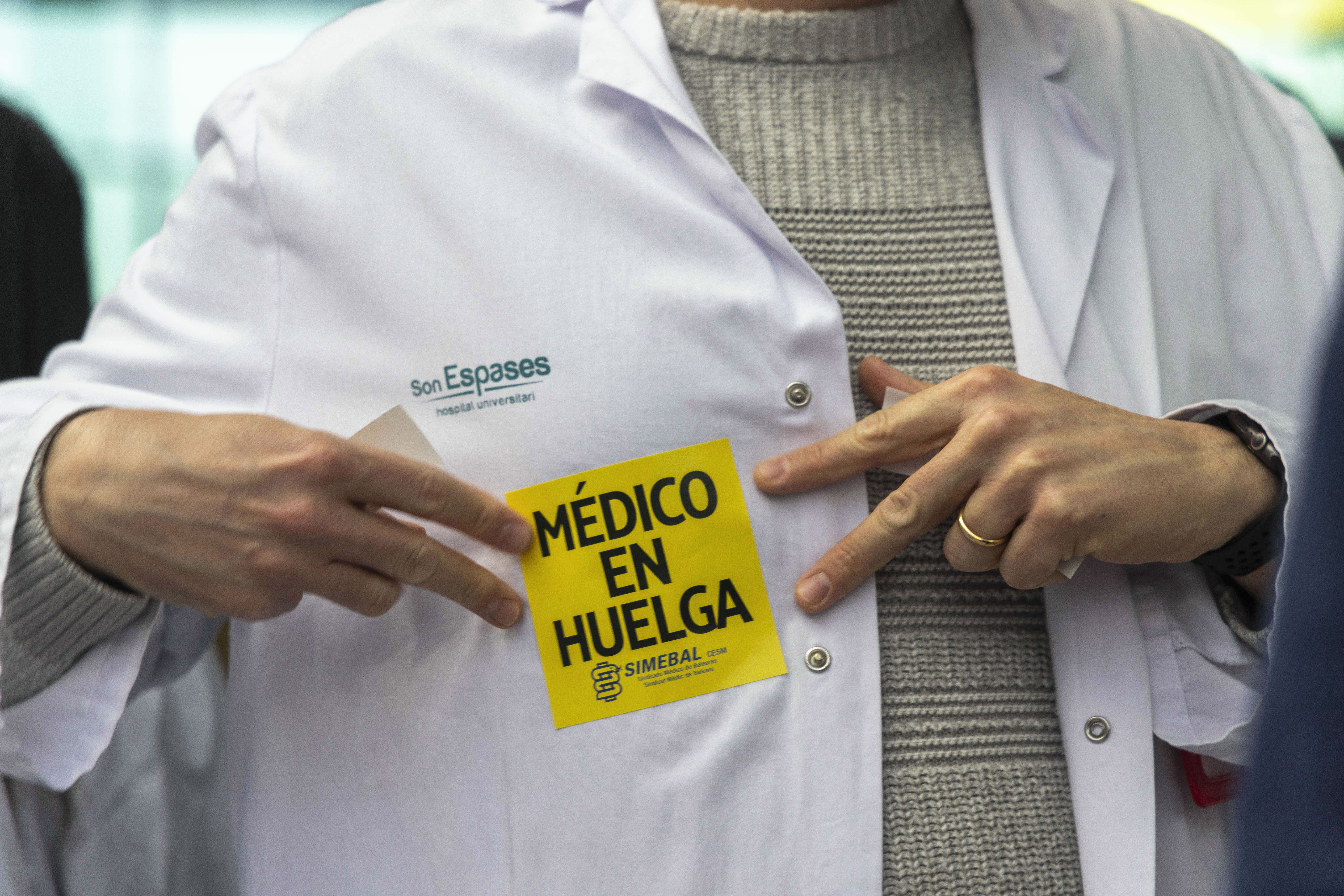 PALMA DE MALLORCA (ESPAÑA), 16/02/2026.- Un centenar de médicos se manifiesta este lunes en el Hospital Universitario Son Espases en Palma de Mallorca, durante la primera jornada de huelga de los facultativos. EFE/ Cati Cladera
