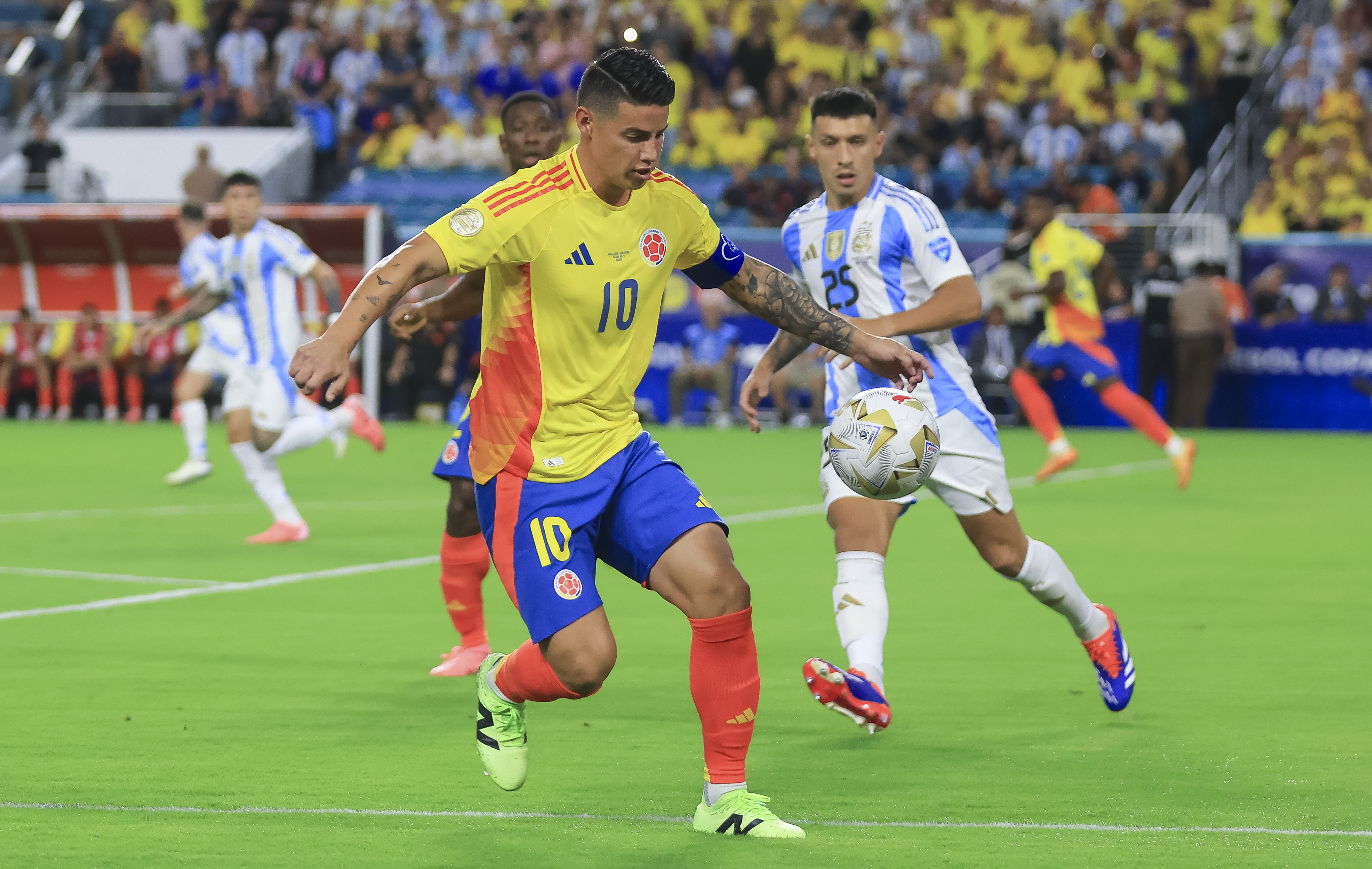 Miami (United States), 15/07/2024.- Colombia's James Rodriguez (L) and Lisandro Martinez of Argentina in action during the CONMEBOL Copa America 2024 final at Hard Rock Stadium in Miami, Florida, USA, 14 July 2024. EFE/EPA/CRISTOBAL HERRERA-ULASHKEVICH
