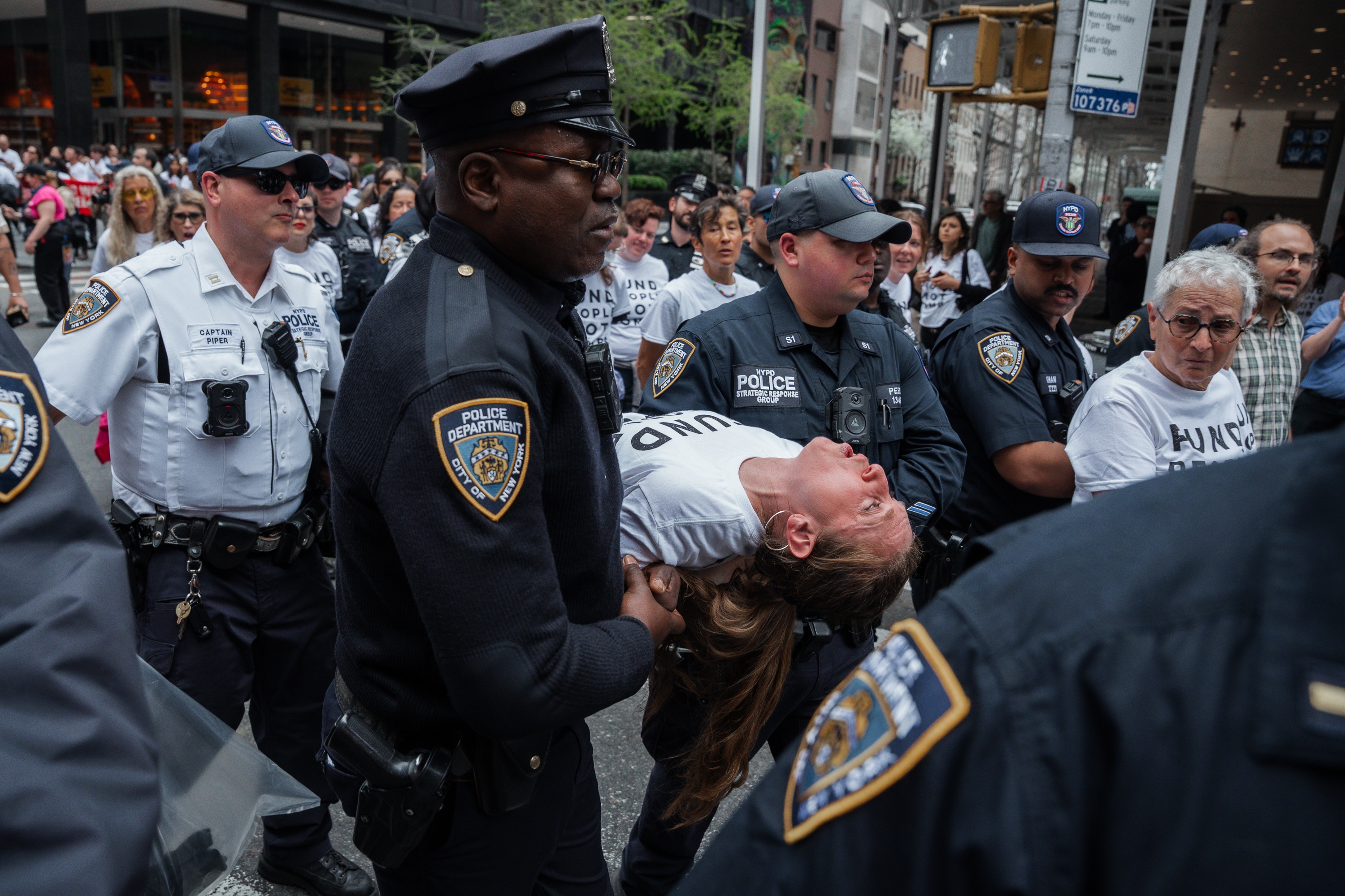 New York (United States), 13/04/2026.- New York Police Department officers carry a person after making an arrest during a protest against the war in the Middle East outside the offices of US Senator Charles Schumer in New York, New York, USA, 13 April 2026. Protesters call on him to block US weapon sales to Israel and oppose military action against Iran. (Protestas, Nueva York) EFE/EPA/Olga Fedorova