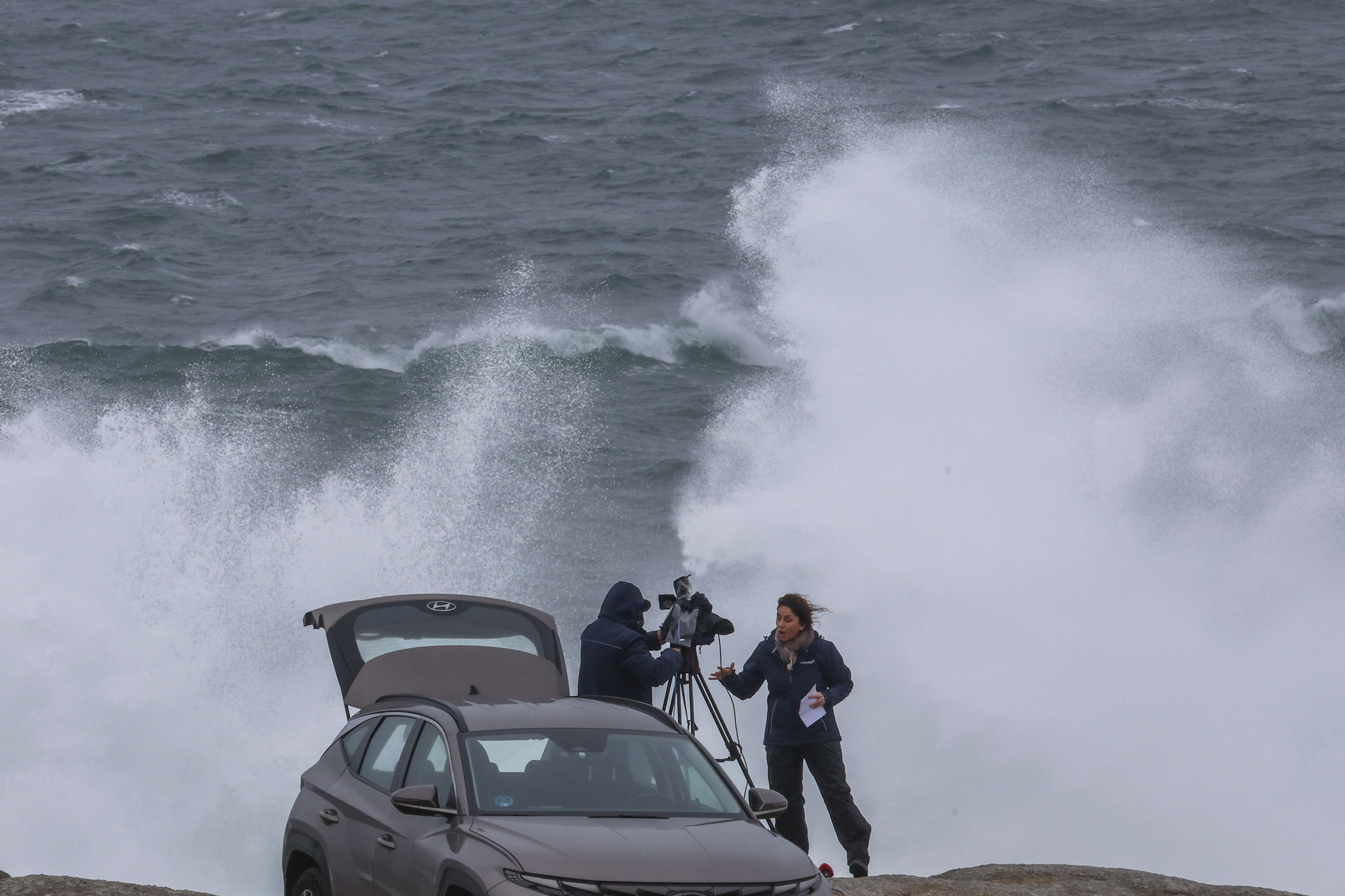 MUXIA ( A CORUÑA), 11/02/2025.- Fuerte oleaje en la costa de Muxía, A Coruña debido a la borrasca Nils, hoy jueves en Santiago de Compostela. La borrasca Nils se aleja de Galicia tras dejar vientos de hasta 174,5 km/hEFE/Lavandeira jr