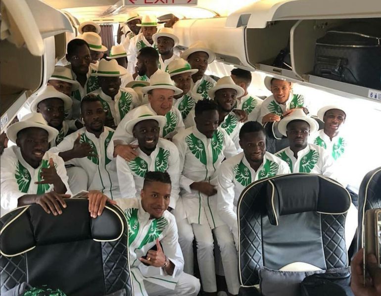 exótica indumentaria con la que han aterrizado jugadores de Nigeria en el Mundial | Deportes Cadena SER