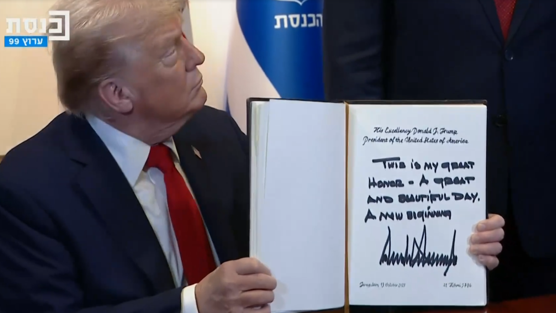 Donald Trump firma un libro de visitas en Israel: "Es un gran honor para mí. Un día maravilloso y hermoso. Un nuevo comienzo".