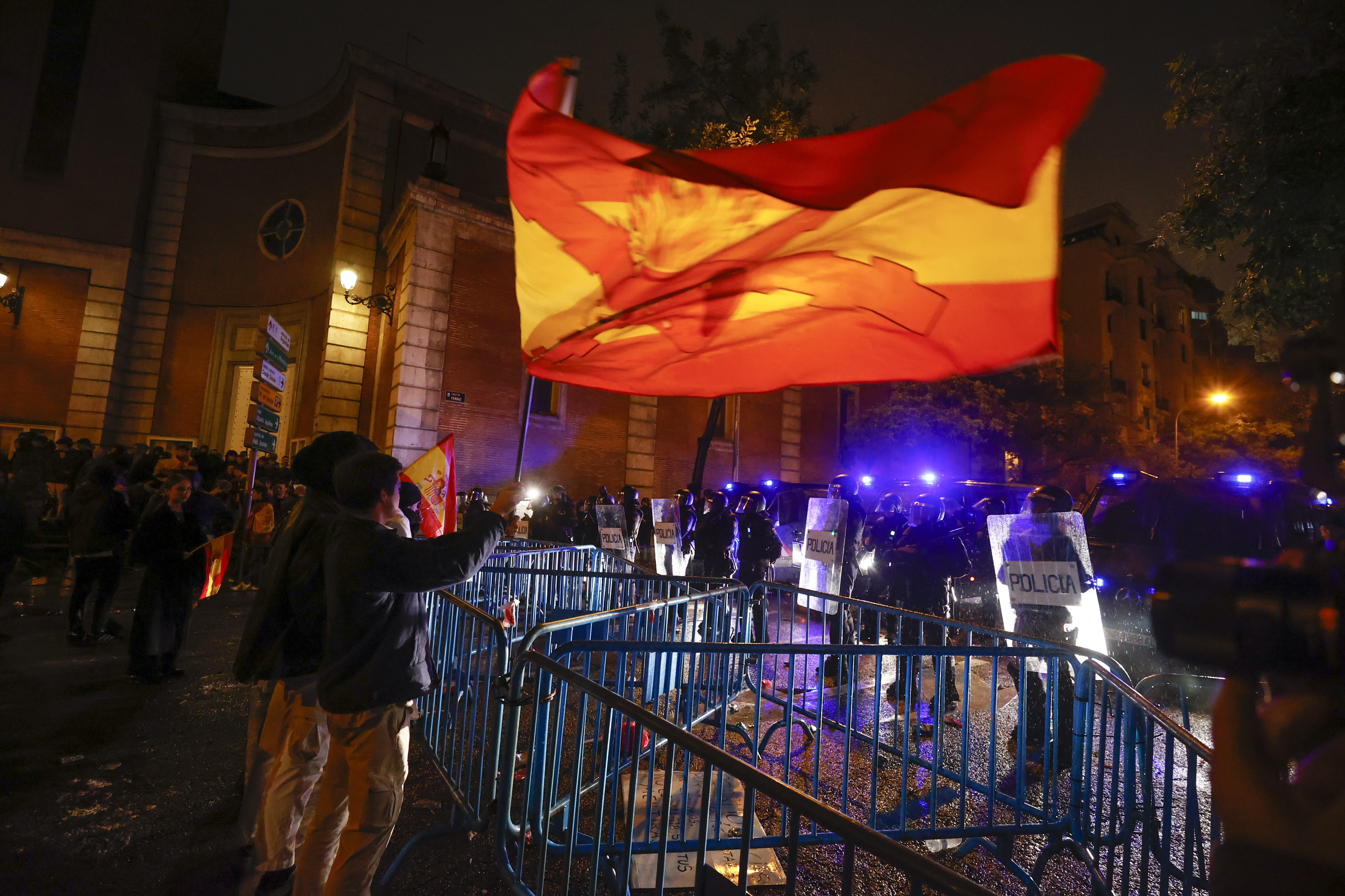 El perfil del manifestante de Ferraz: "Son hombres jóvenes, sobre todo, que intentan posicionarse en contra de la generación anterior y del sistema"