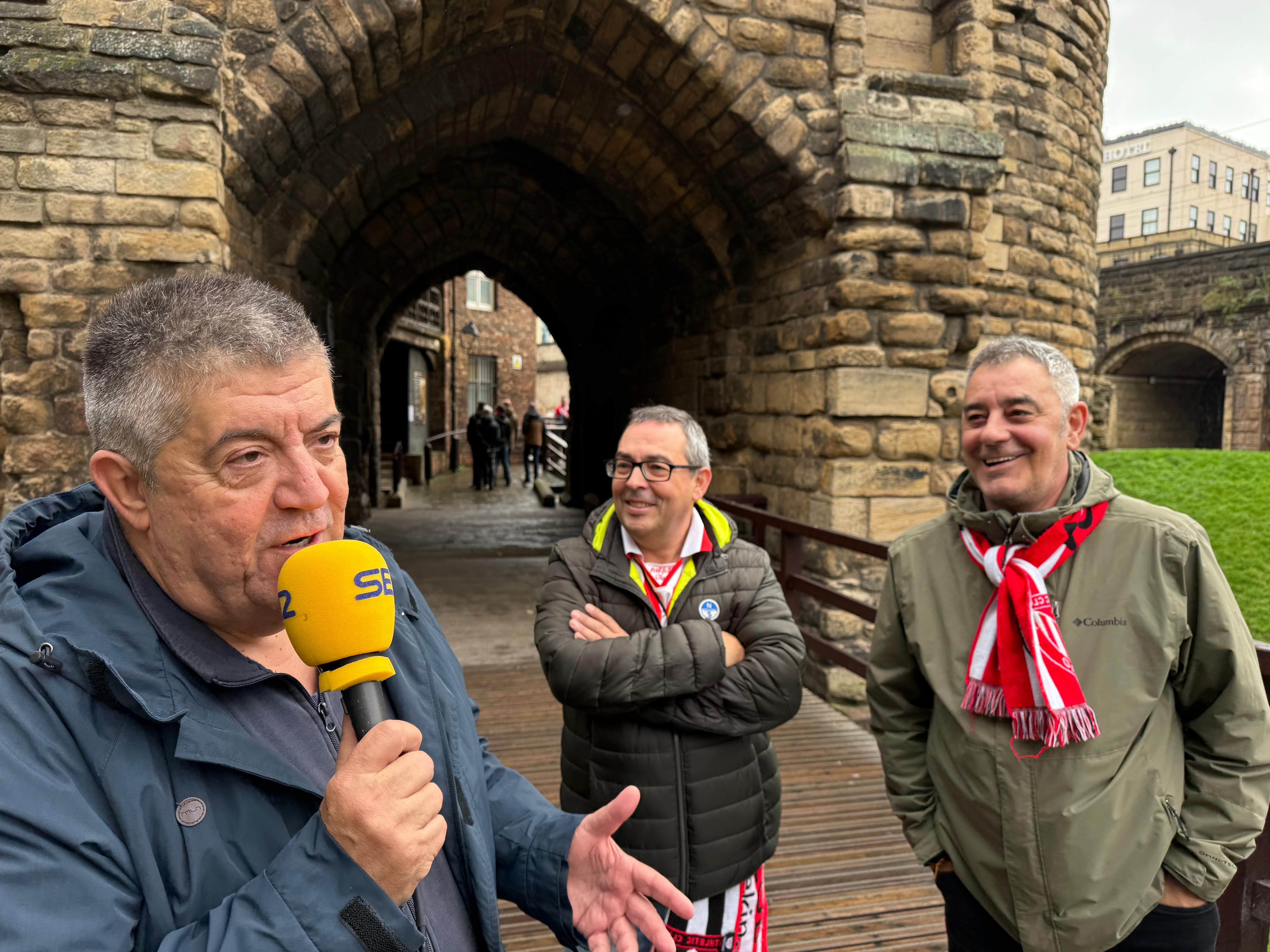 Iñigo Markinez con aficionados en Newcastle