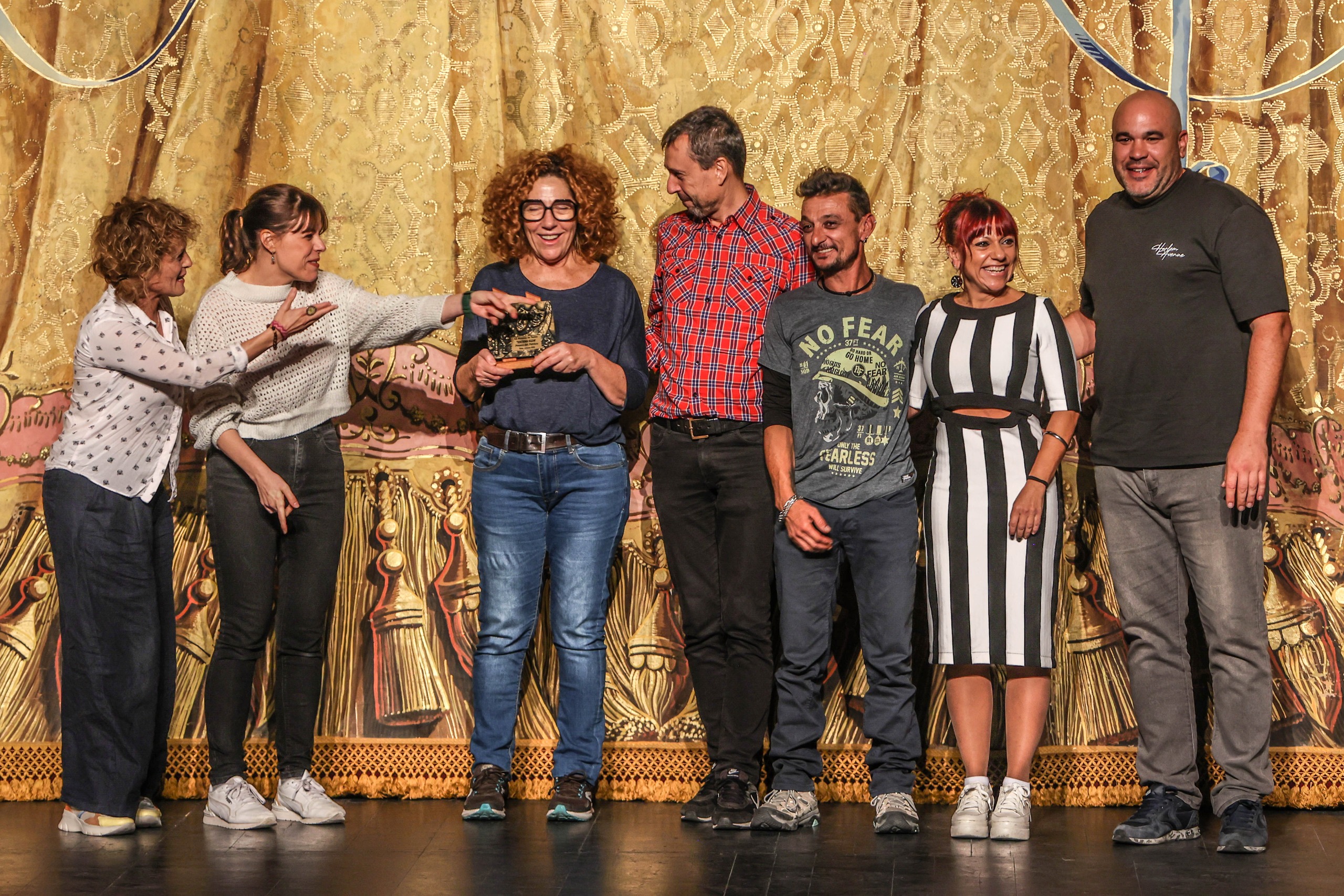 Integrantes de Aquí te pillo, aquí teatro de Elda/Petrer con su obra “7 años”, galardonados con el 2º Premio de la XX Muestra de Teatro Amateur Escena Elda.