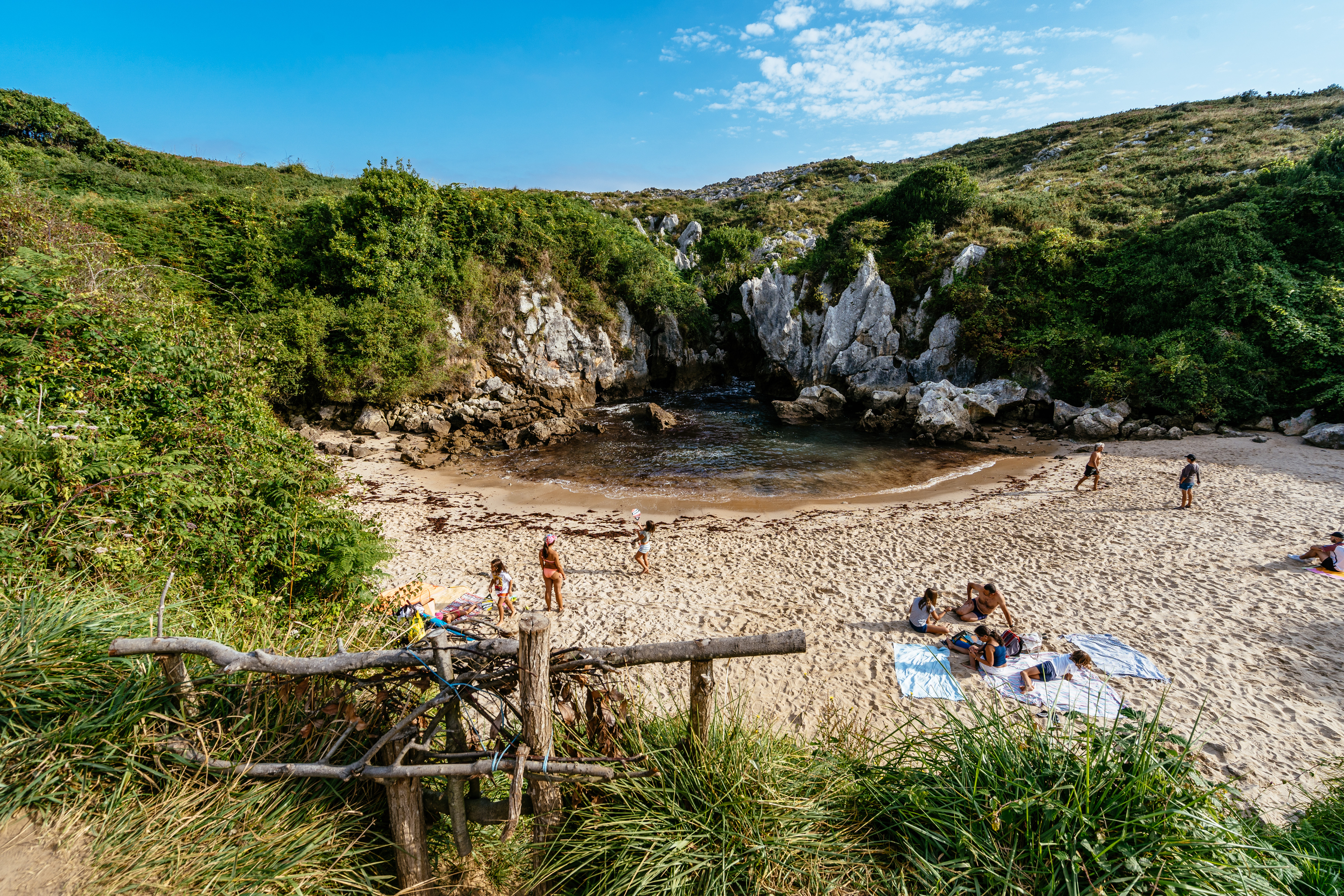 La playa más pequeña del mundo está en España y esta es la forma en la que  puedes llegar hasta ella | Actualidad | Cadena SER