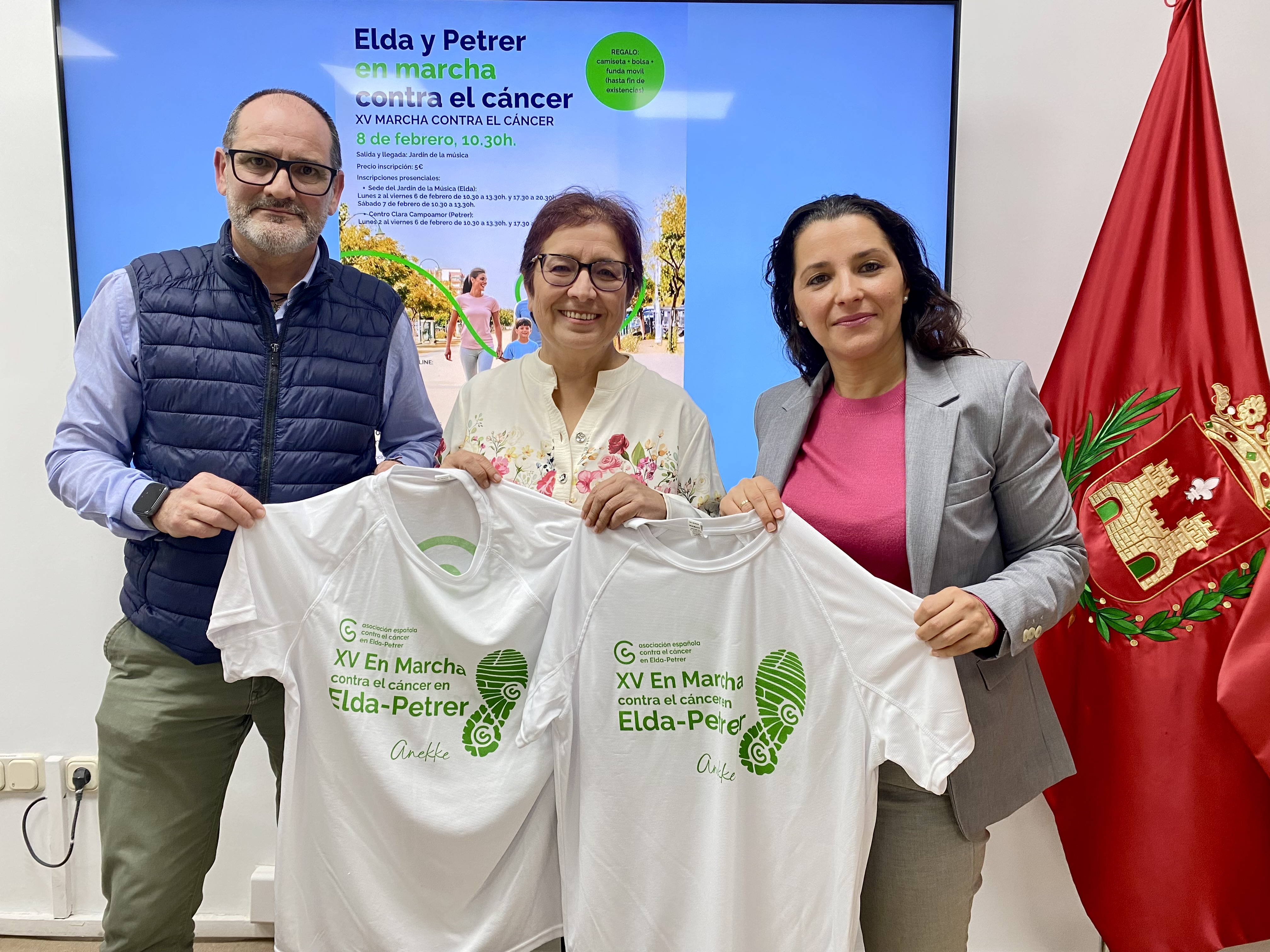 Fernando Díaz, concejal de Salud de Petrer; Ana Juan, presidenta de la Junta Local AECC Elda - Petrer y Elisabeth Belda, edil de Salud de Elda