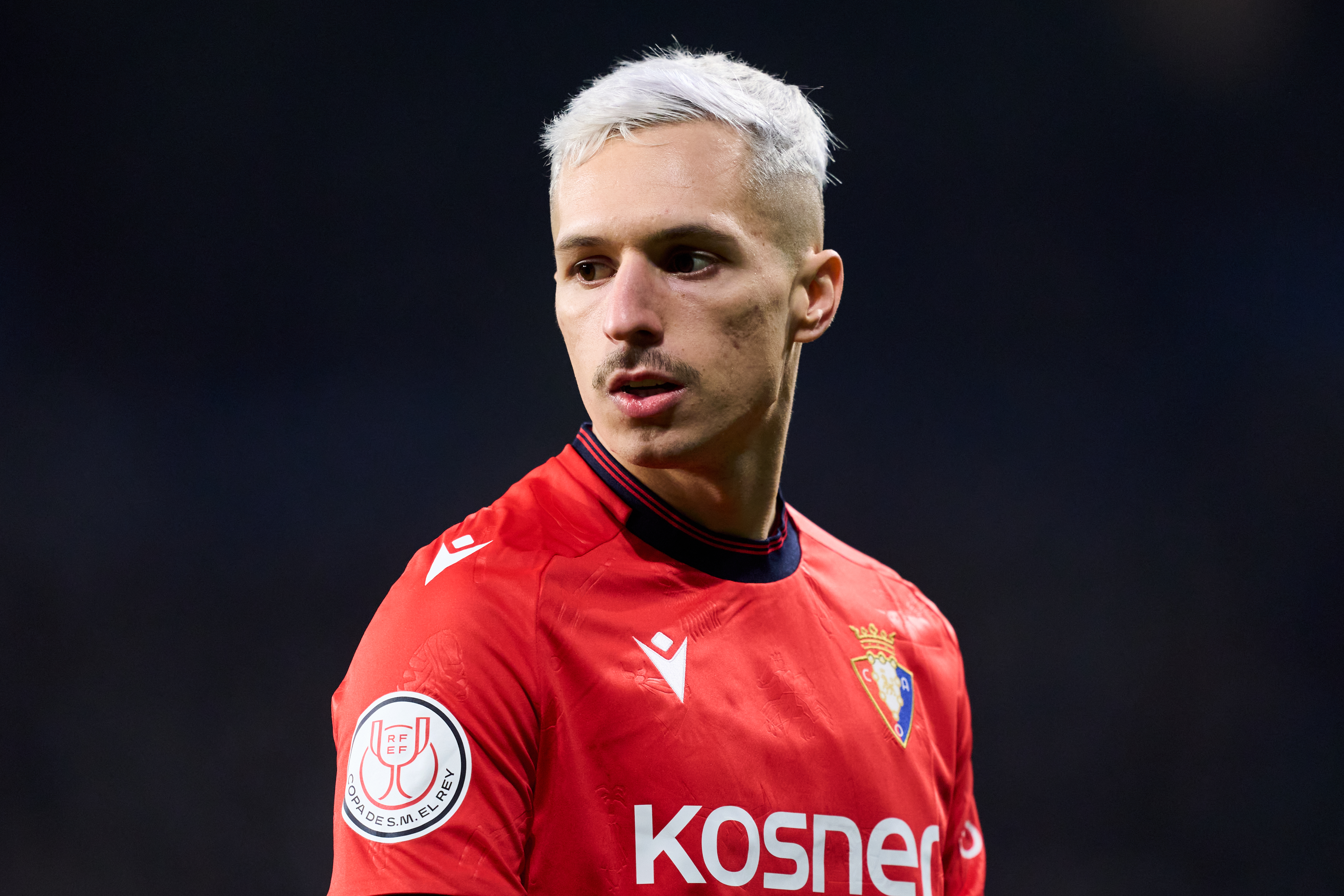 Bryan Zaragoza juega con Osasuna