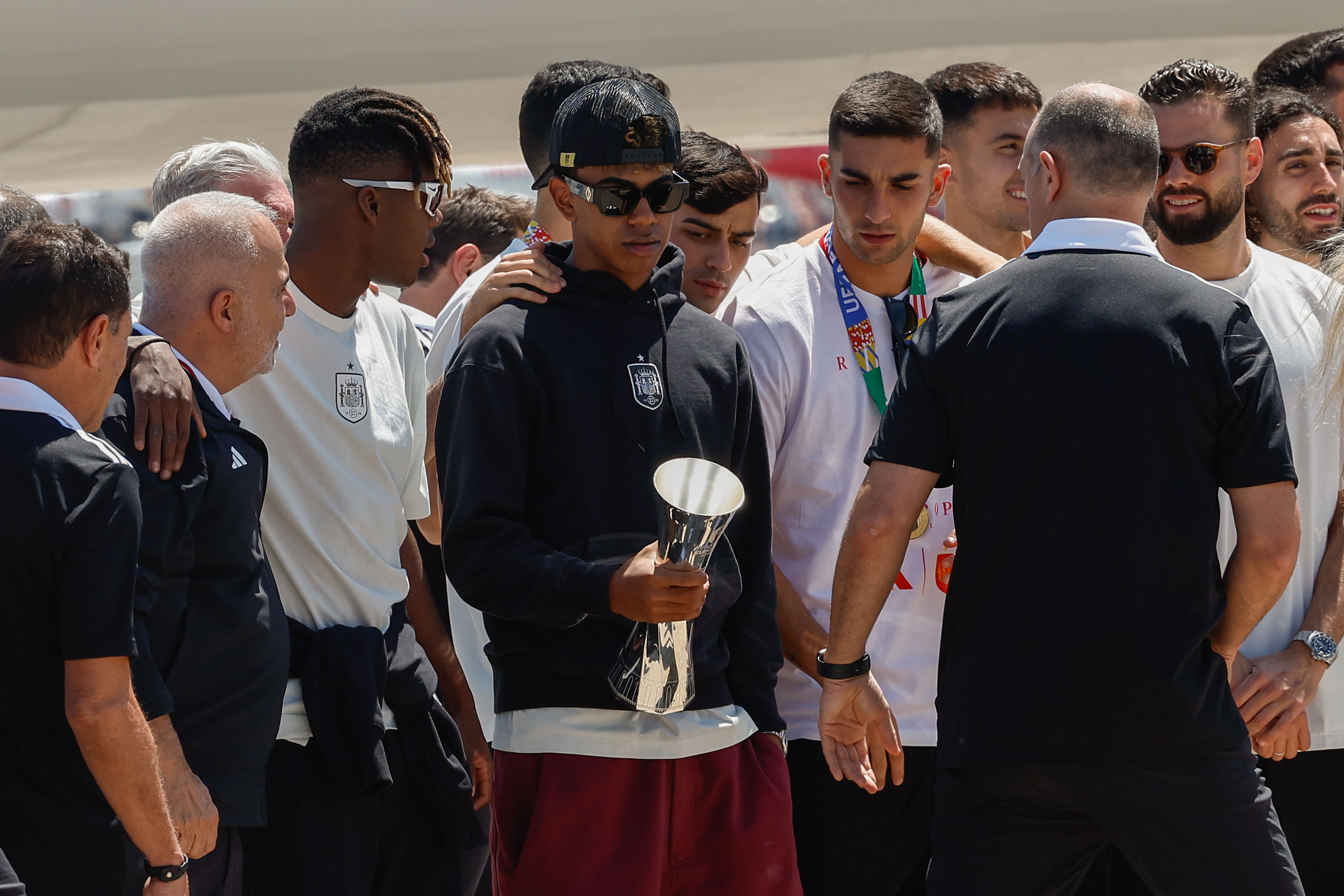 MADRID, 15/07/2024.- Los jugadores de la selección española a su llegada al aeropuerto Adolfo Suárez Madrid-Barajas, este viernes en Madrid, tras haberse proclamado campeones de la Eurocopa al vencer ayer en la final a Inglaterra. EFE/ Chema Moya
