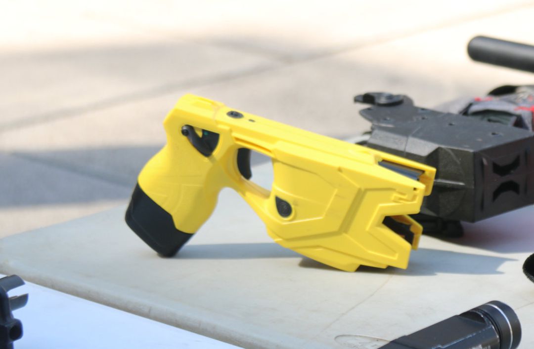 Taser y otras armas no letales: qué alternativas hay a las pistolas que hoy  usa la Policía