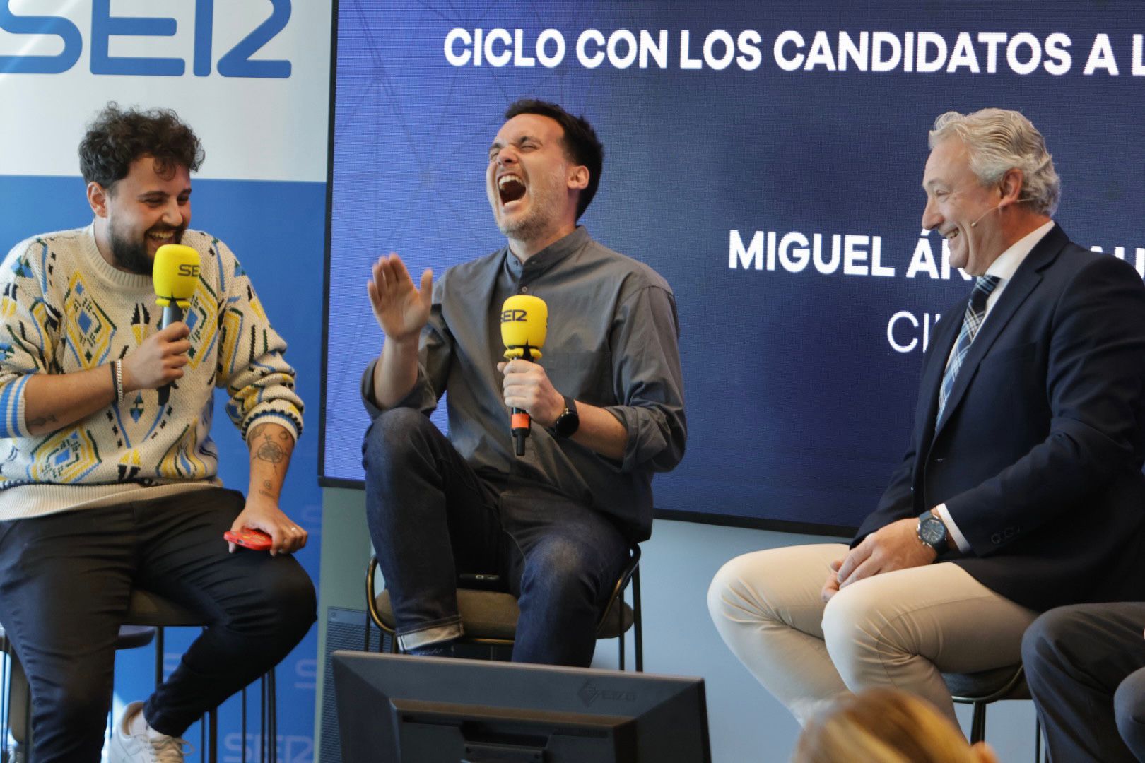 Mikel Santiago, autor de 'El hijo olvidado', presenta las tres principales  armas del protagonista, el ertzaina Ori, Ocio y cultura