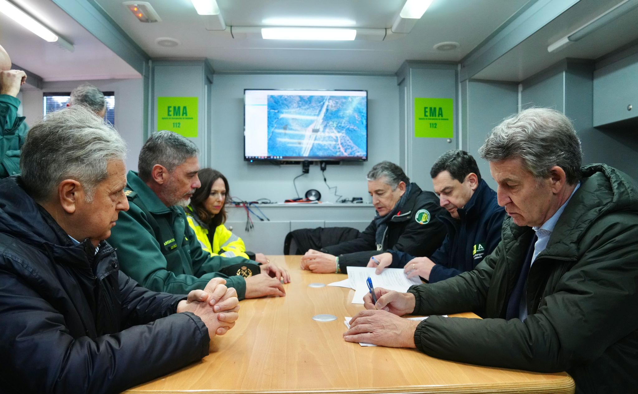 Feijóo y Moreno Bonilla en el centro de Emergencias de Andalucía.