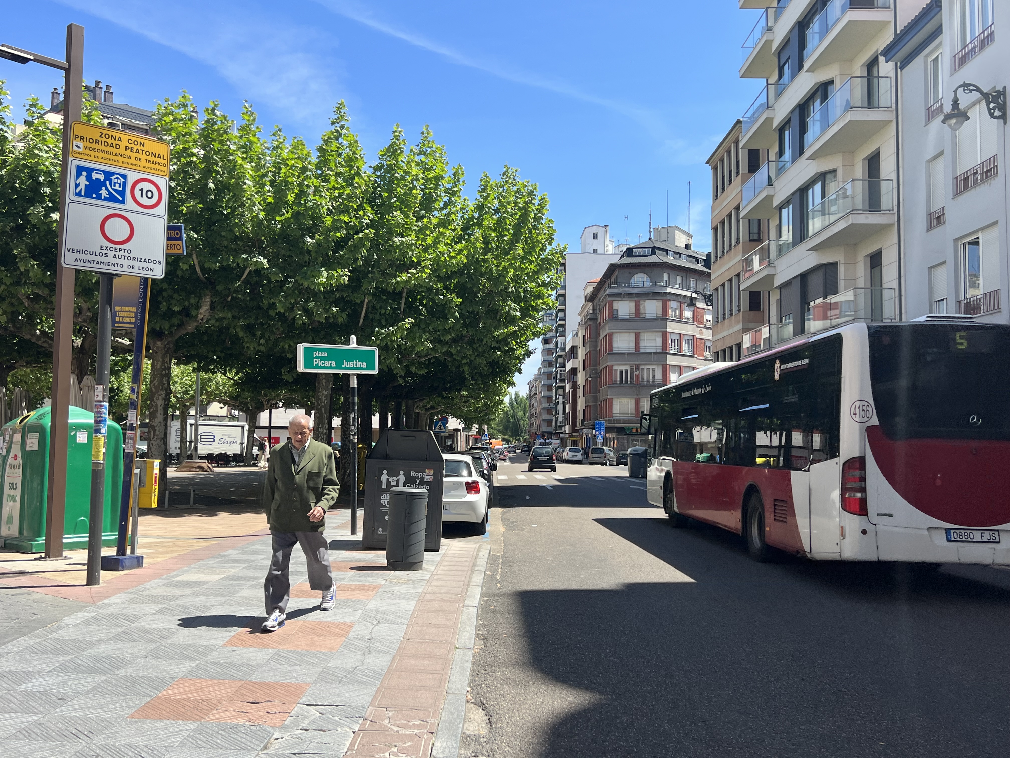 El Ayuntamiento no contempla cerrar al tráfico la zona de bajas emisiones  del centro de León | Actualidad | Cadena SER