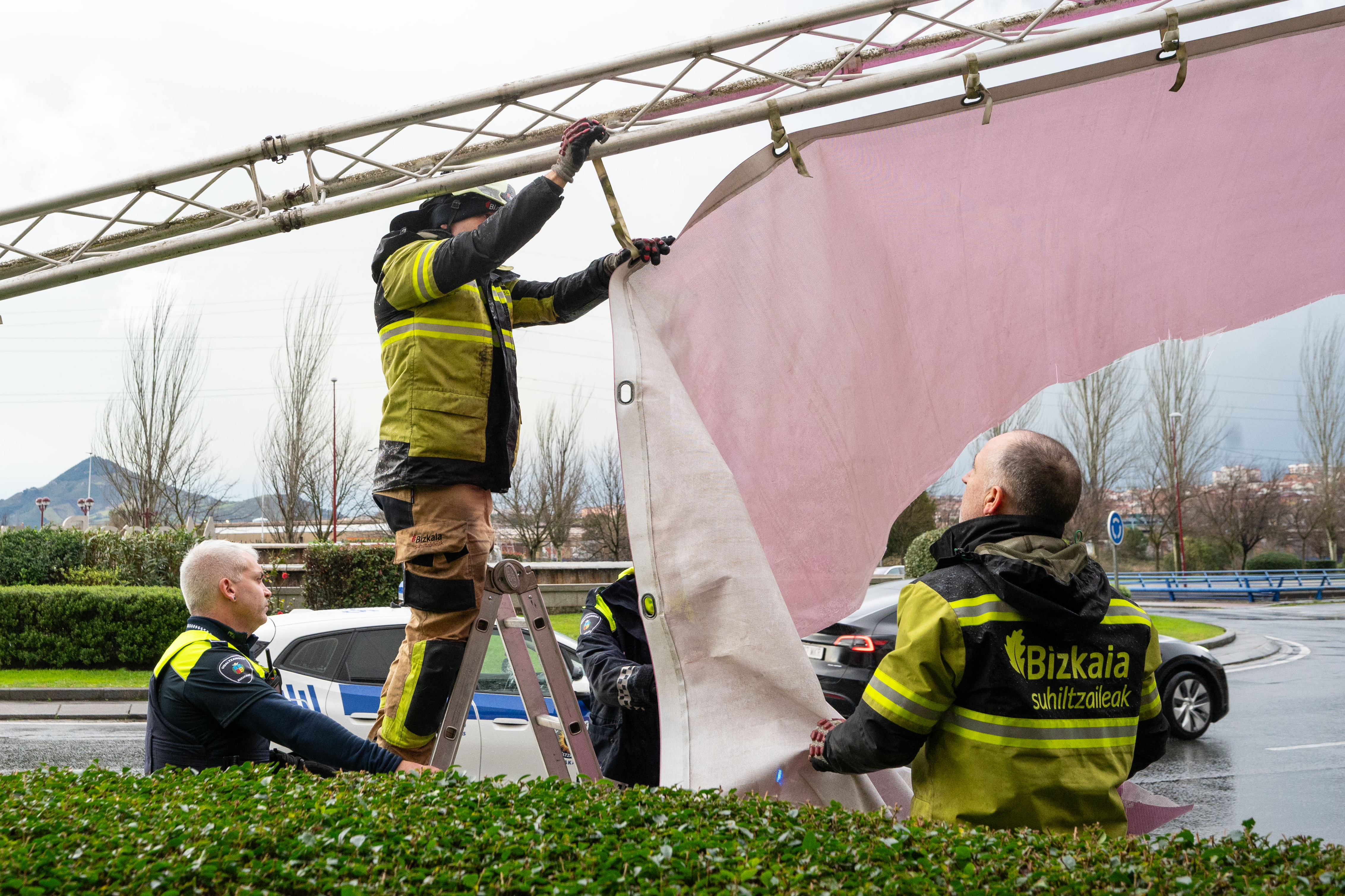Bomberos de Bizkaia y agentes de la Policía Municipal de Barakaldo (Bizkaia) retiran una estructura publicitaria que ha caído este domingo en el centro comercial Megapark de Barakaldo (Bizkaia).