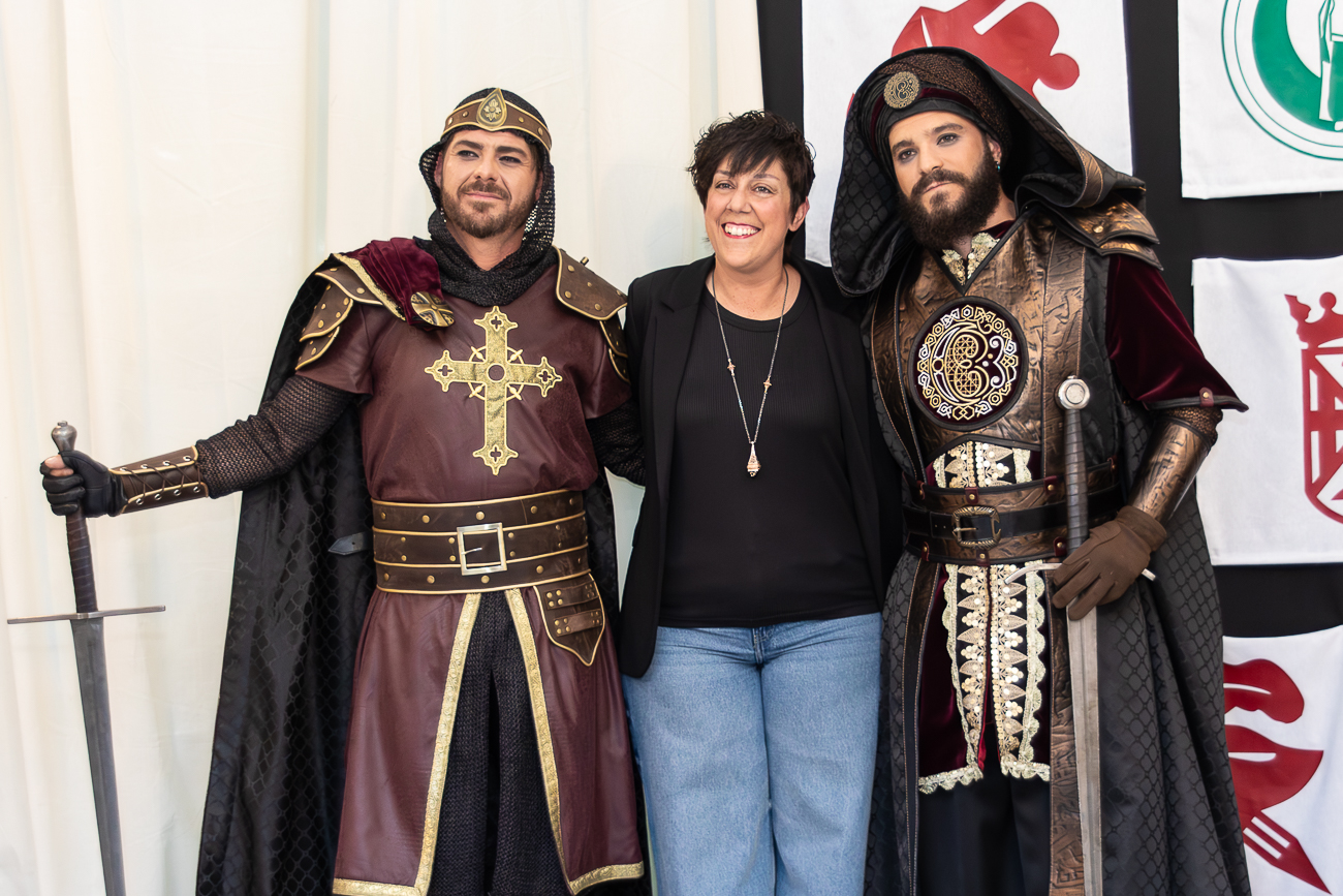 Los embajadores posan junto a Noemí Serrano, diseñadora de los trajes