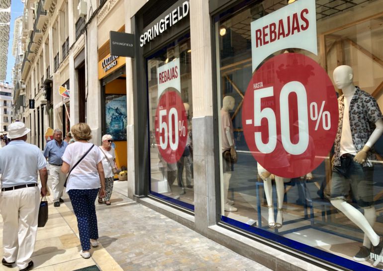 baños Ru Moral Han comenzado las rebajas en los comercios de la provincia de Málaga: Las  franquicias inician las rebajas que llegan al 75% en ropa y calzado: Las  franquicias inician las rebajas que llegan