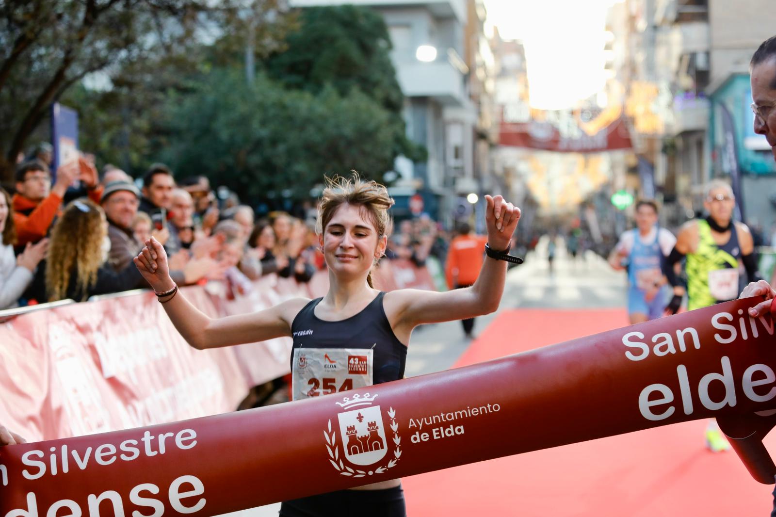 Naia Portolés cruza la meta en Elda