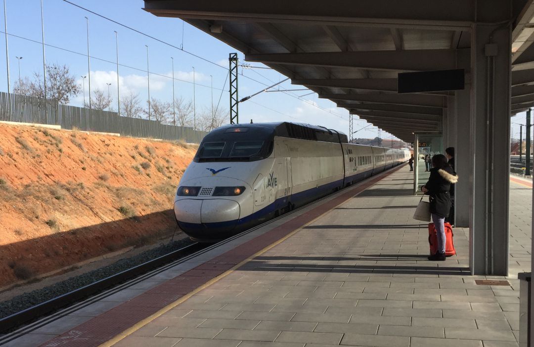 Facturable es suficiente arrendamiento Renfe amplía los servicios de trenes AVE entre Madrid y Valencia con parada  en Cuenca | Actualidad | Cadena SER