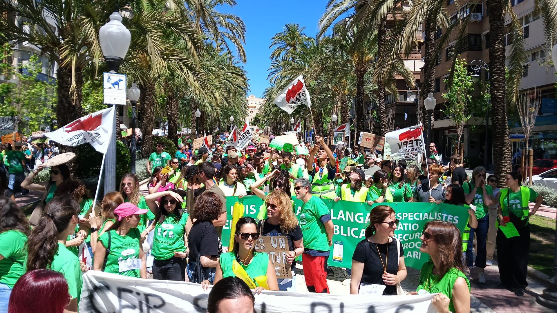 Manifestación en Alicante en el primer día de huelga indefinida en educación