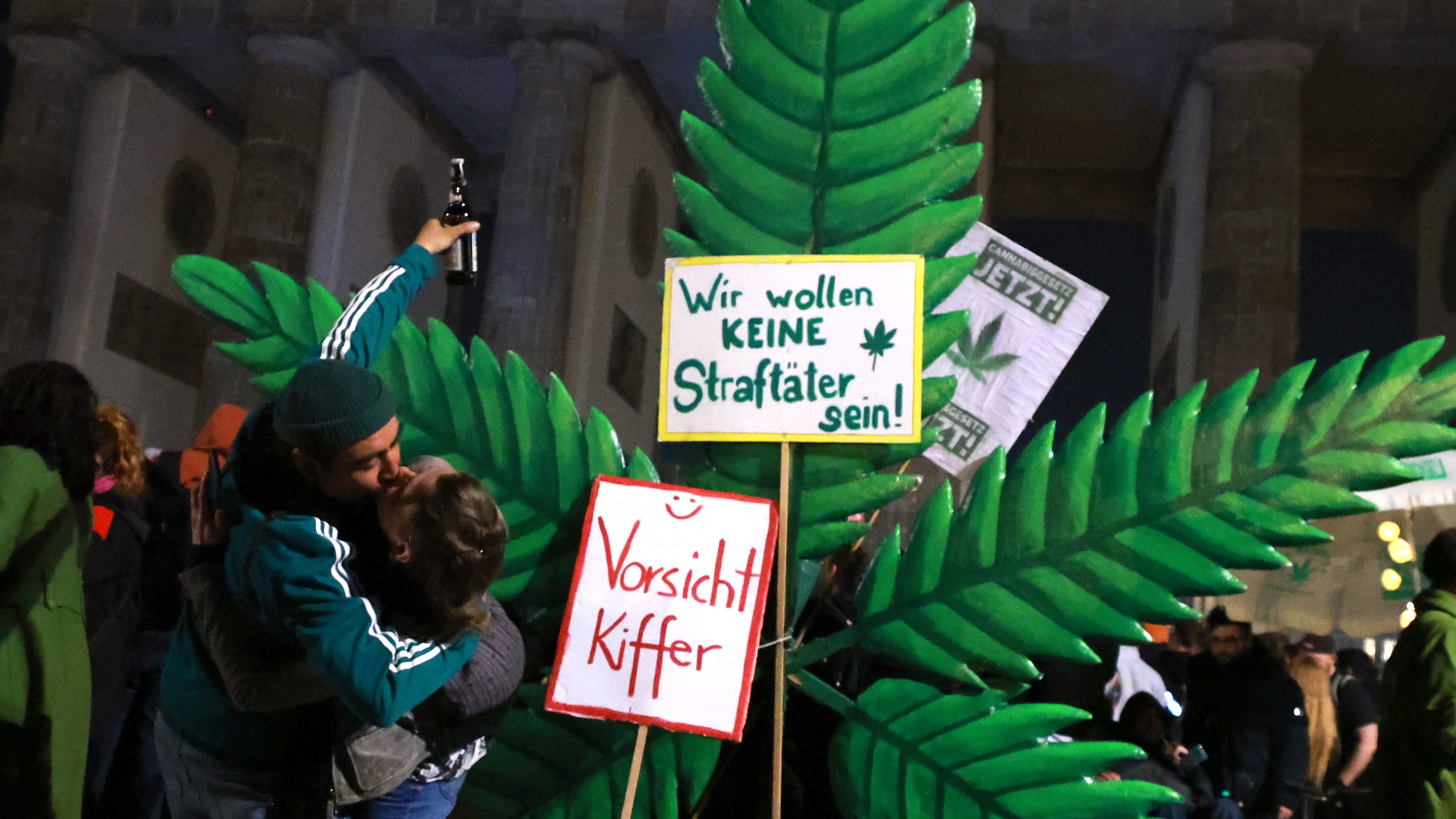La marihuana ya es legal en Alemania y cientos de personas lo celebran en Berlín