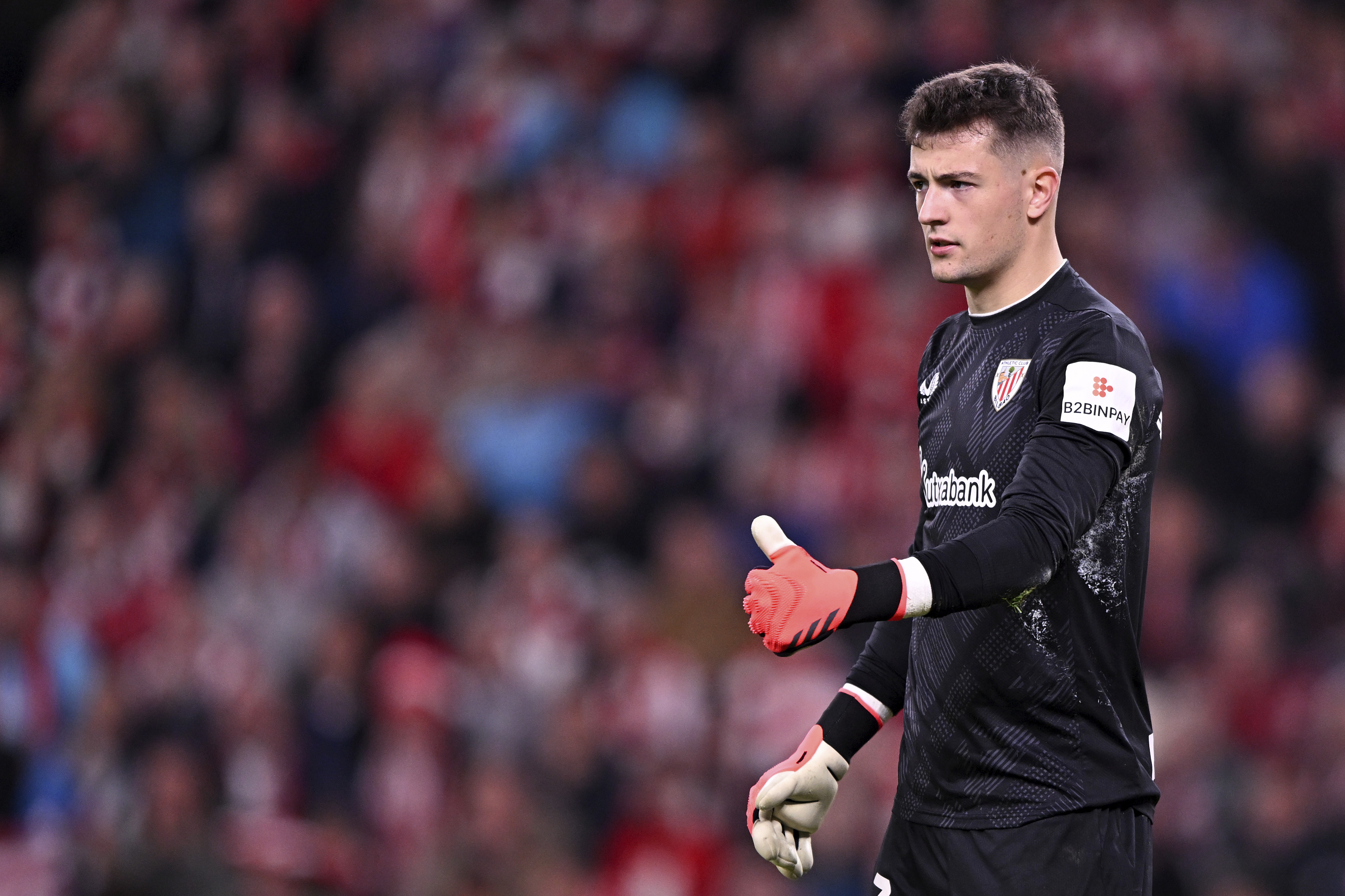 Julen Agirrezabala tras detener el penalti de Kylian Mbappé.